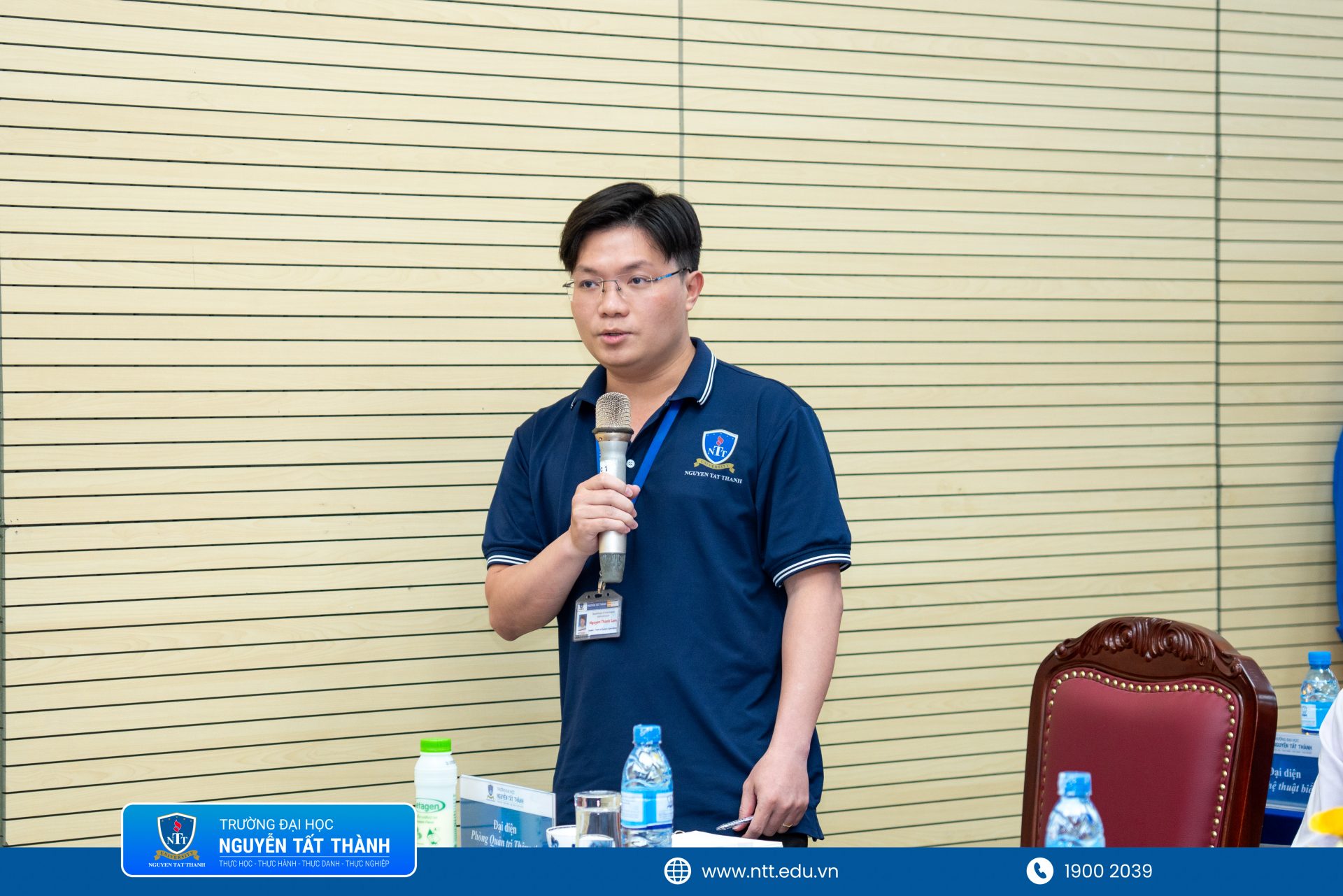 Đại diện Ban Giám hiệu, lãnh đạo các khoa, phòng, ban và đơn vị chức năng Trường Đại học Nguyễn Tất Thành trực tiếp lắng nghe, trao đổi và giải đáp các ý kiến của sinh viên tại chương trình đối thoại, góp phần tăng cường sự kết nối giữa Nhà trường và người học