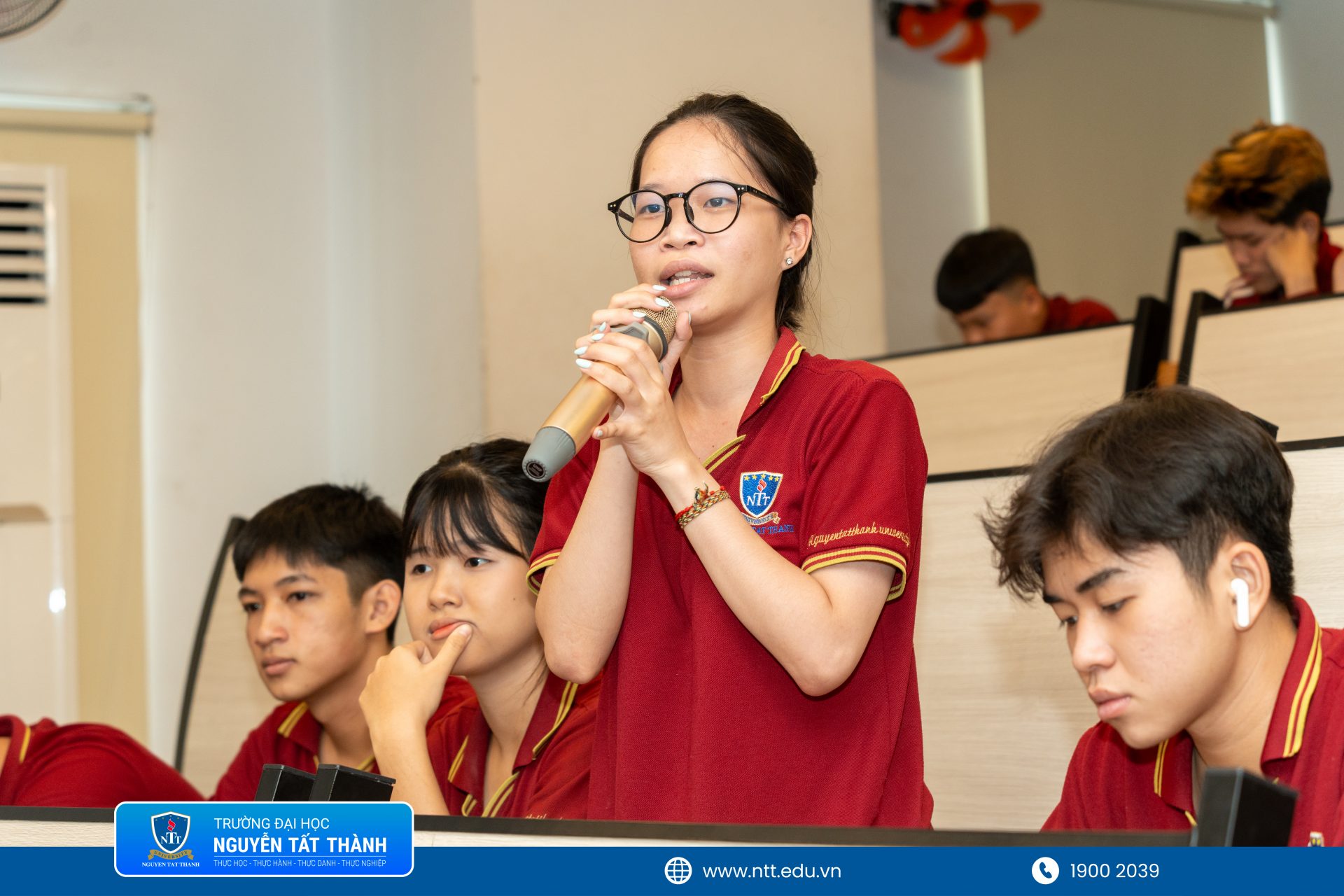 Sinh viên Khoa Du lịch trao đổi, đặt câu hỏi và nhận những chia sẻ thực tế từ diễn giả Bùi Bá Tòng về kỹ năng làm chủ sân khấu, dẫn dắt tập thể và xử lý tình huống.