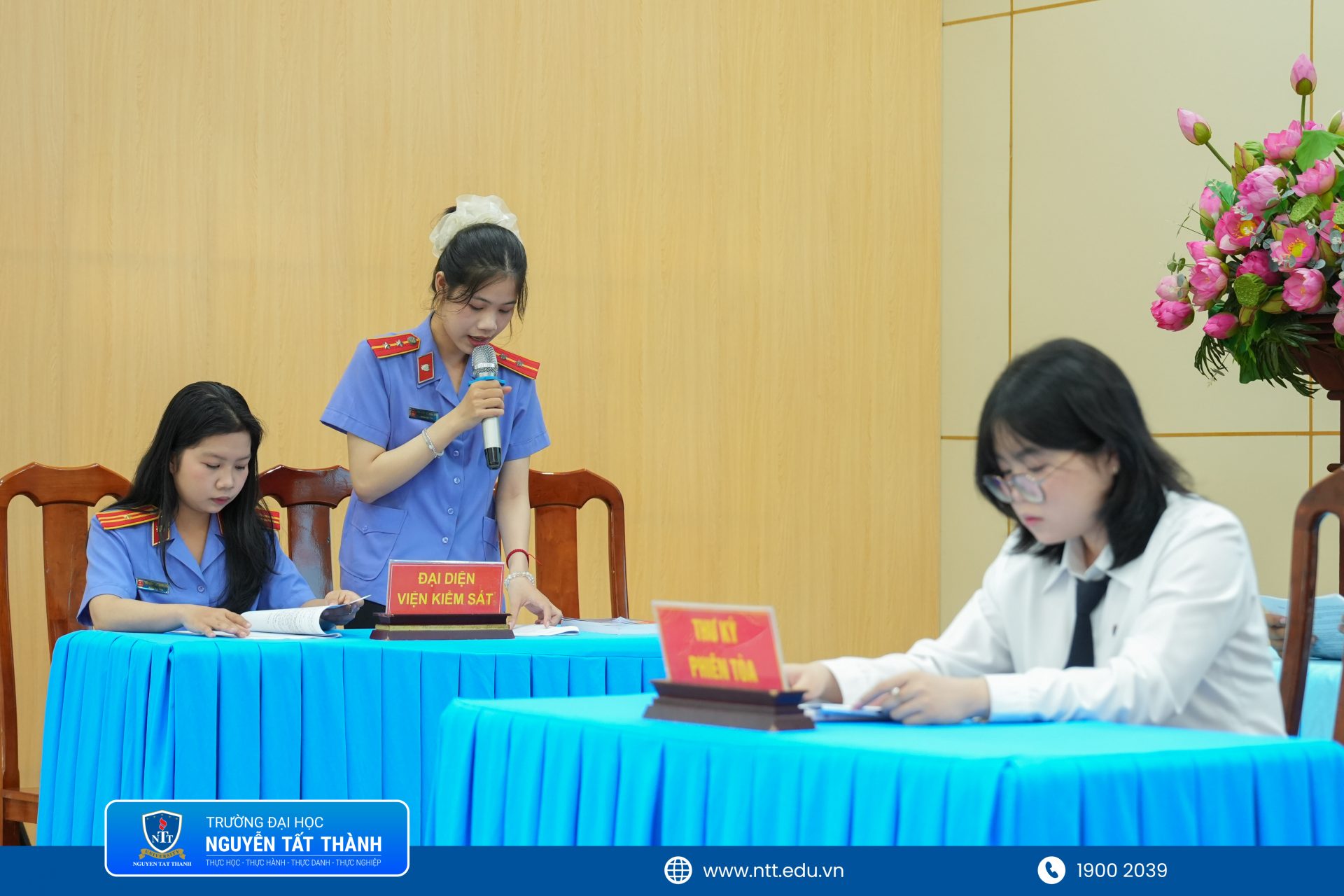 Sinh viên Khoa Luật NTTU tham gia phiên tòa giả định trong nhiều vai trò như hội đồng xét xử, kiểm sát viên, luật sư và người tham gia tố tụng