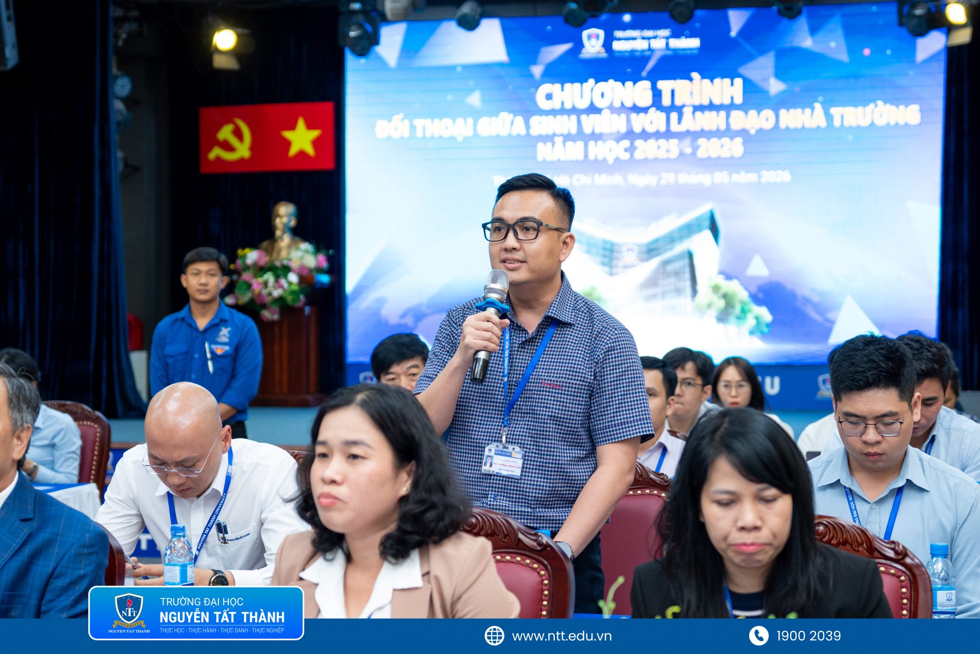 Đại diện Ban Giám hiệu, lãnh đạo các khoa, phòng, ban và đơn vị chức năng Trường Đại học Nguyễn Tất Thành trực tiếp lắng nghe, trao đổi và giải đáp các ý kiến của sinh viên tại chương trình đối thoại, góp phần tăng cường sự kết nối giữa Nhà trường và người học