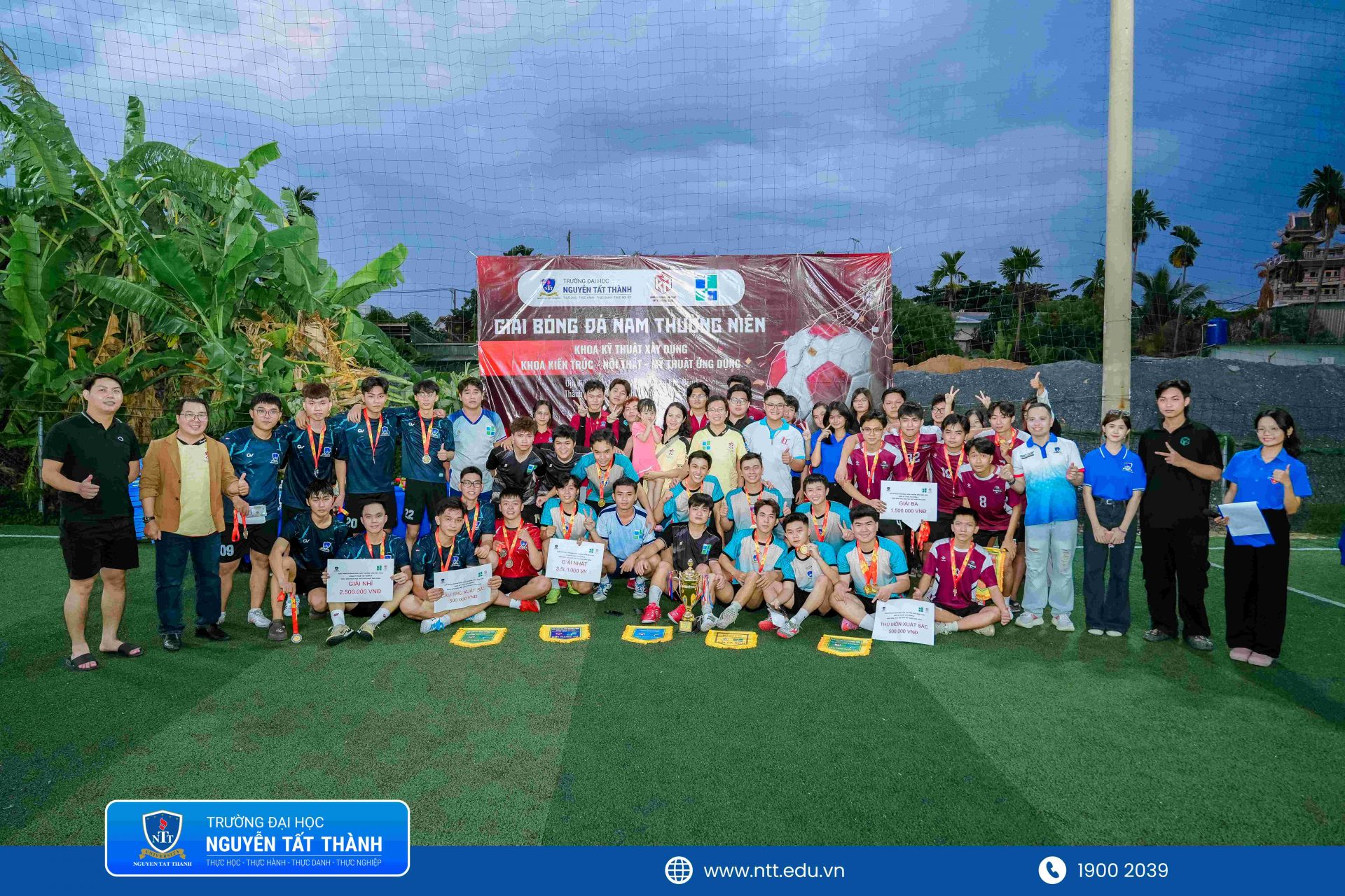 Ảnh lưu niệm tập thể các đội bóng tham gia thi đấu giải bóng đá thường niên 2026