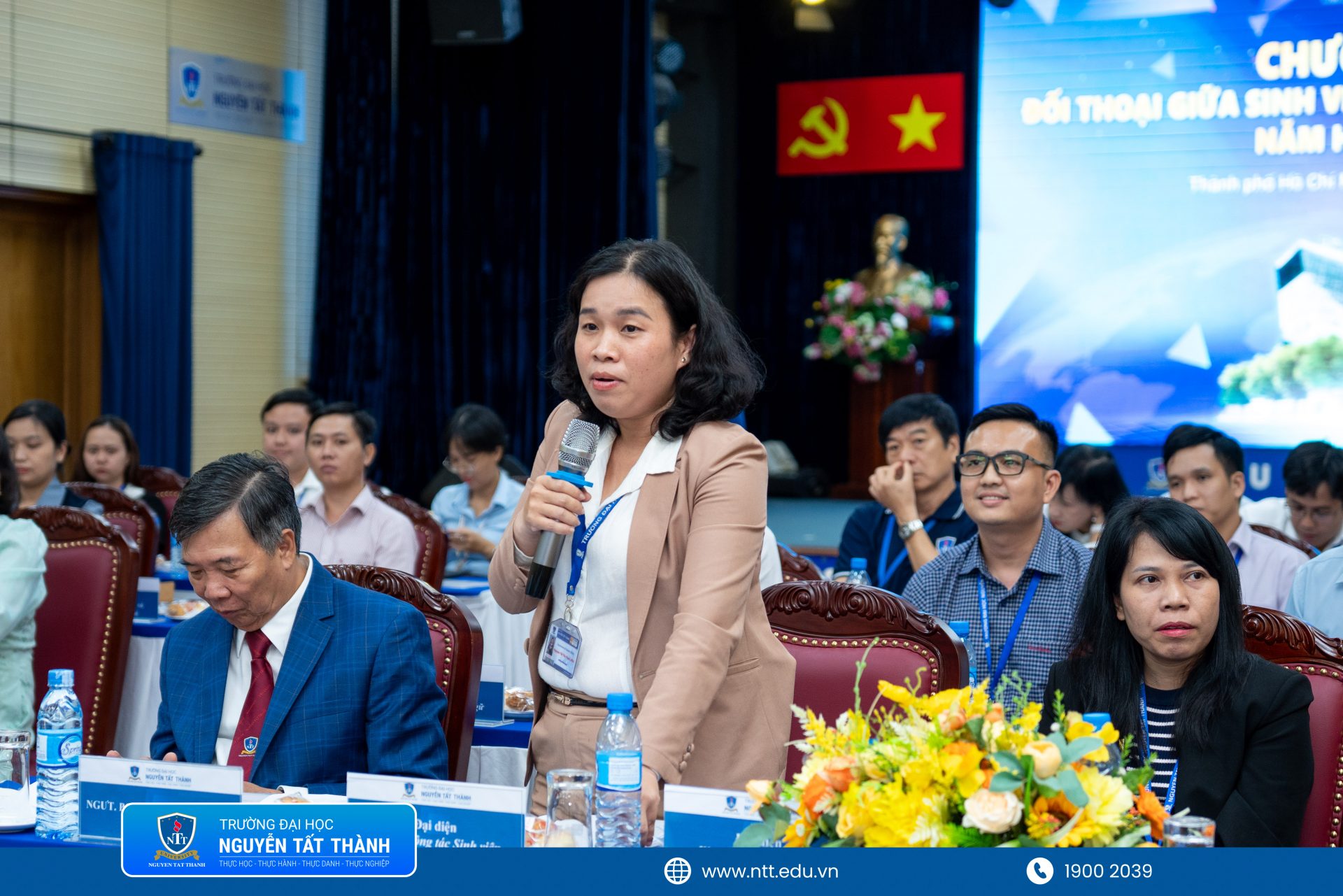 Đại diện Ban Giám hiệu, lãnh đạo các khoa, phòng, ban và đơn vị chức năng Trường Đại học Nguyễn Tất Thành trực tiếp lắng nghe, trao đổi và giải đáp các ý kiến của sinh viên tại chương trình đối thoại, góp phần tăng cường sự kết nối giữa Nhà trường và người học