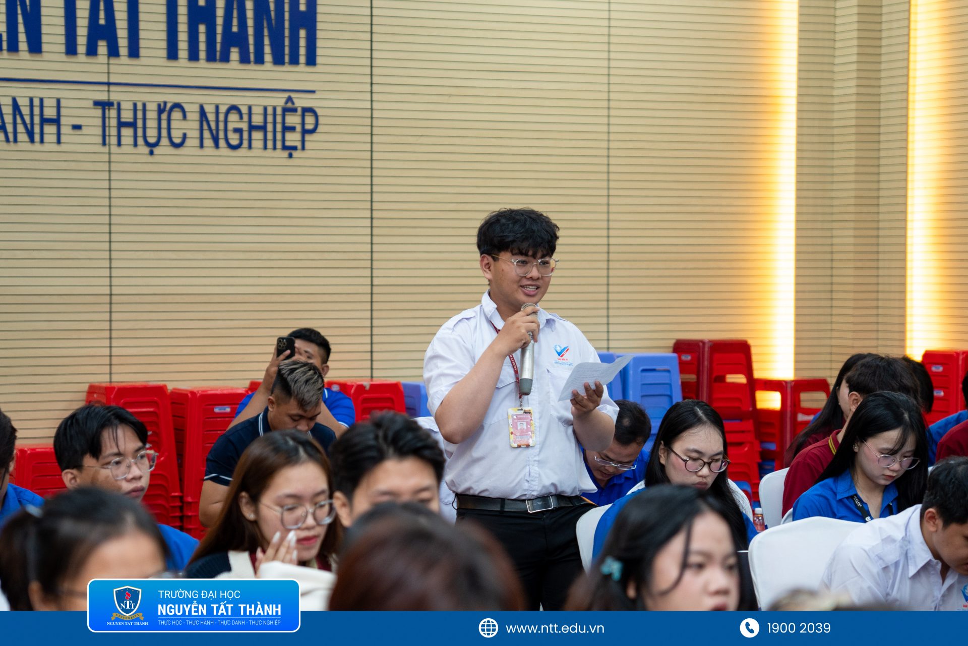 Sinh viên Trường Đại học Nguyễn Tất Thành đặt câu hỏi, đóng góp ý kiến tại chương trình “Đối thoại giữa sinh viên với Lãnh đạo Nhà trường năm học 2025 – 2026”, thể hiện tinh thần chủ động, thẳng thắn và trách nhiệm trong việc cùng Nhà trường xây dựng môi trường học tập ngày càng chất lượng