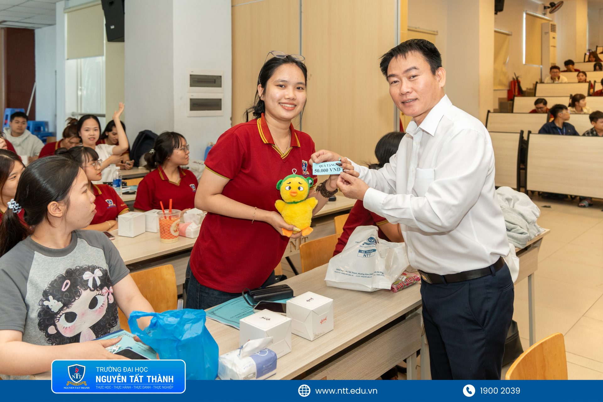 Sinh viên Khoa Du lịch trao đổi, đặt câu hỏi và nhận những chia sẻ thực tế từ diễn giả Bùi Bá Tòng về kỹ năng làm chủ sân khấu, dẫn dắt tập thể và xử lý tình huống.
