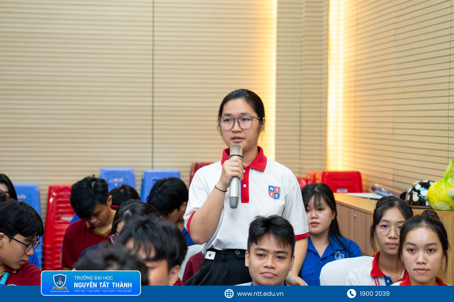 Sinh viên Trường Đại học Nguyễn Tất Thành đặt câu hỏi, đóng góp ý kiến tại chương trình “Đối thoại giữa sinh viên với Lãnh đạo Nhà trường năm học 2025 – 2026”, thể hiện tinh thần chủ động, thẳng thắn và trách nhiệm trong việc cùng Nhà trường xây dựng môi trường học tập ngày càng chất lượng