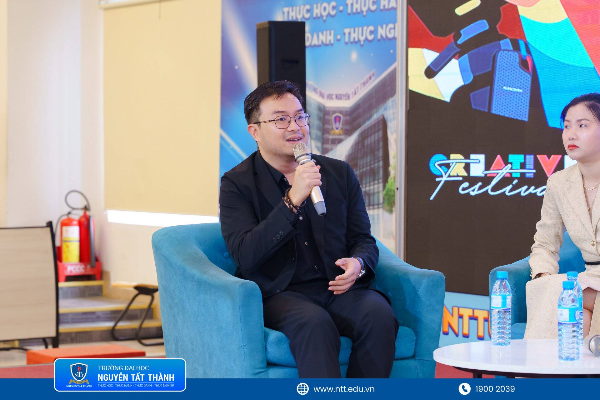 Talkshow giao lưu cùng sinh viên tại Trường Đại học Nguyễn Tất Thành tạo không gian đối thoại cởi mở giữa người học và các chuyên gia trong lĩnh vực điện ảnh, âm nhạc, công nghiệp sáng tạo.