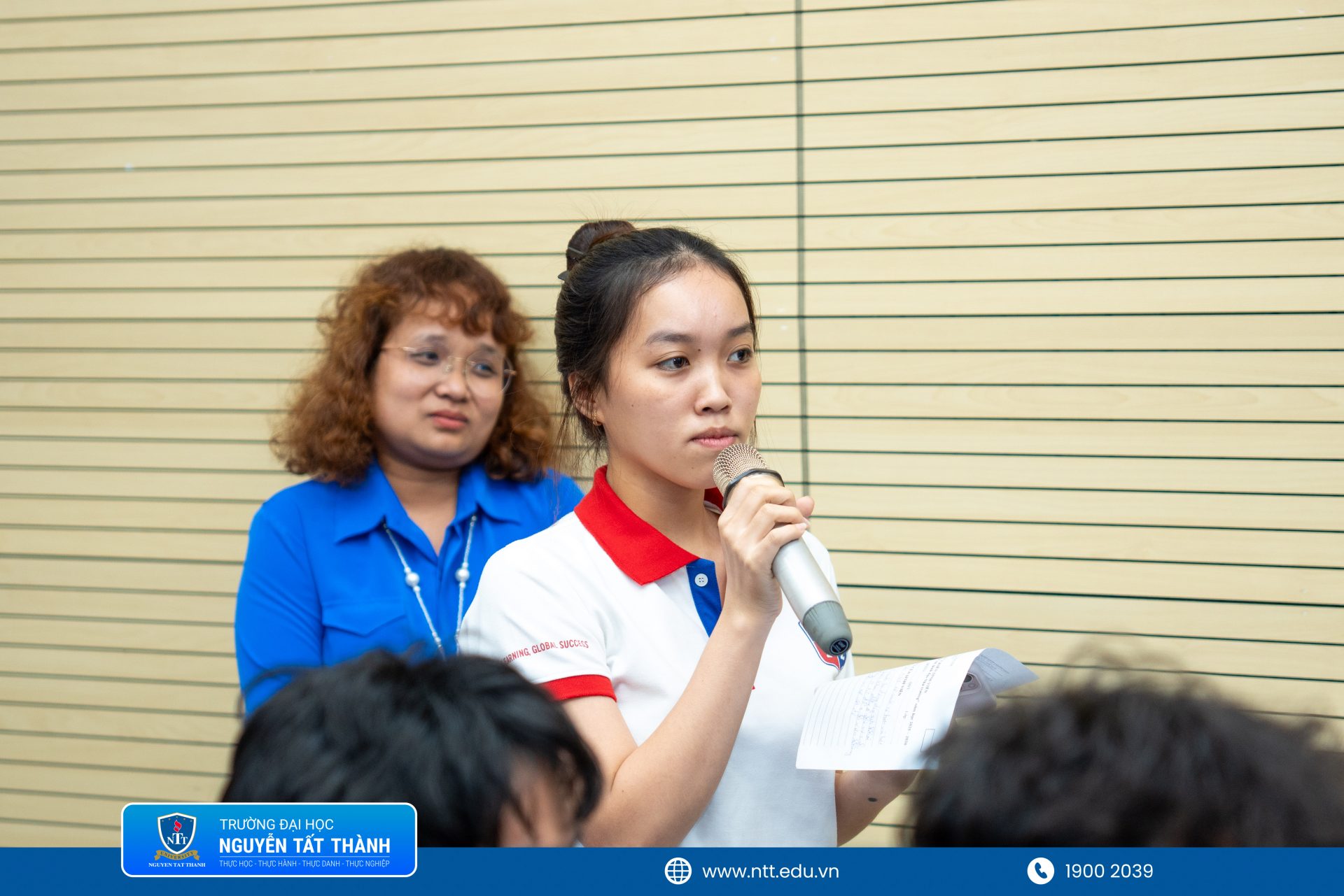 Sinh viên Trường Đại học Nguyễn Tất Thành đặt câu hỏi, đóng góp ý kiến tại chương trình “Đối thoại giữa sinh viên với Lãnh đạo Nhà trường năm học 2025 – 2026”, thể hiện tinh thần chủ động, thẳng thắn và trách nhiệm trong việc cùng Nhà trường xây dựng môi trường học tập ngày càng chất lượng