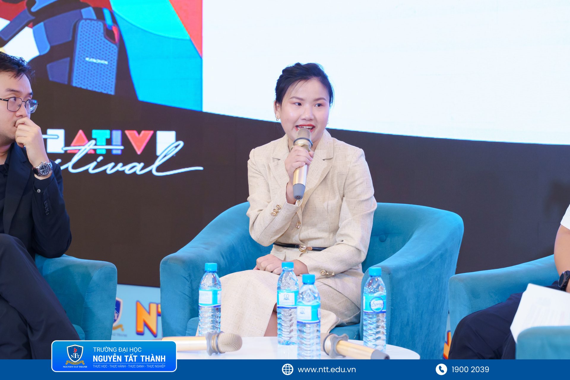 Talkshow giao lưu cùng sinh viên tại Trường Đại học Nguyễn Tất Thành tạo không gian đối thoại cởi mở giữa người học và các chuyên gia trong lĩnh vực điện ảnh, âm nhạc, công nghiệp sáng tạo.