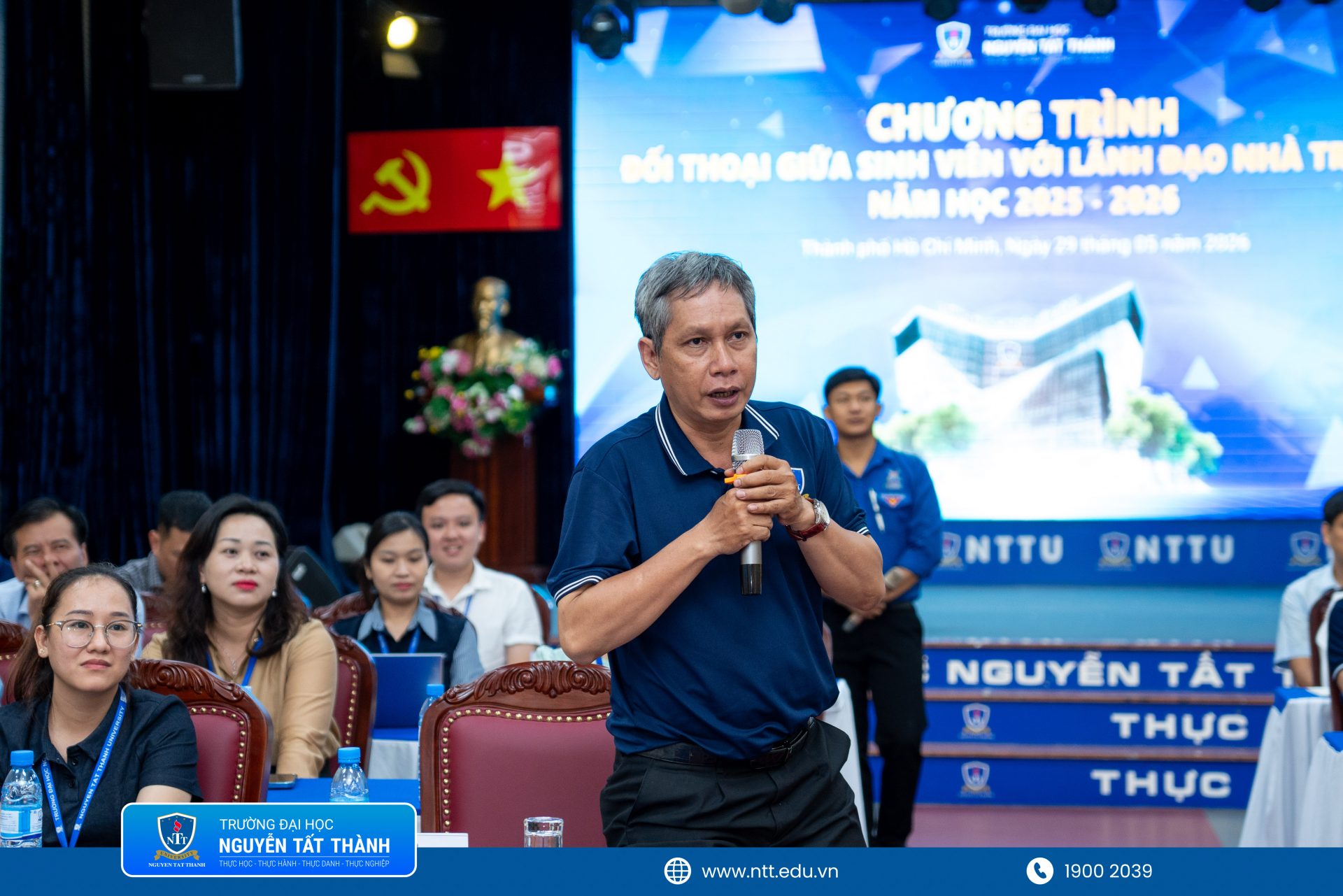 Đại diện Ban Giám hiệu, lãnh đạo các khoa, phòng, ban và đơn vị chức năng Trường Đại học Nguyễn Tất Thành trực tiếp lắng nghe, trao đổi và giải đáp các ý kiến của sinh viên tại chương trình đối thoại, góp phần tăng cường sự kết nối giữa Nhà trường và người học