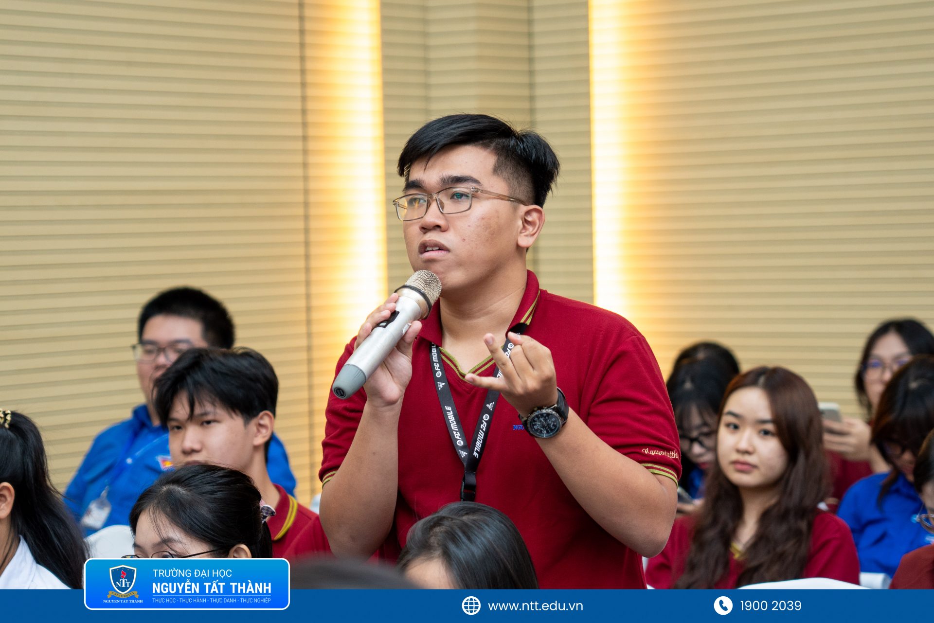 Sinh viên Trường Đại học Nguyễn Tất Thành đặt câu hỏi, đóng góp ý kiến tại chương trình “Đối thoại giữa sinh viên với Lãnh đạo Nhà trường năm học 2025 – 2026”, thể hiện tinh thần chủ động, thẳng thắn và trách nhiệm trong việc cùng Nhà trường xây dựng môi trường học tập ngày càng chất lượng
