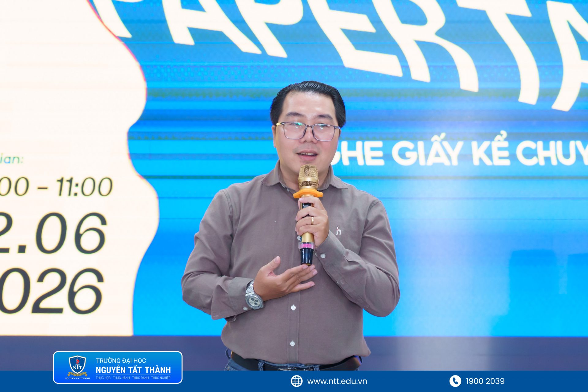 ThS. Lê Hải Hồng Phong – Phó Trưởng khoa Kiến trúc – Nội thất – Mỹ thuật ứng dụng chia sẻ về ý nghĩa của workshop Paper Talk trong việc giúp sinh viên Thiết kế đồ họa NTTU tiếp cận thực tế vật liệu, kỹ thuật in ấn và xu hướng thiết kế bền vững. 