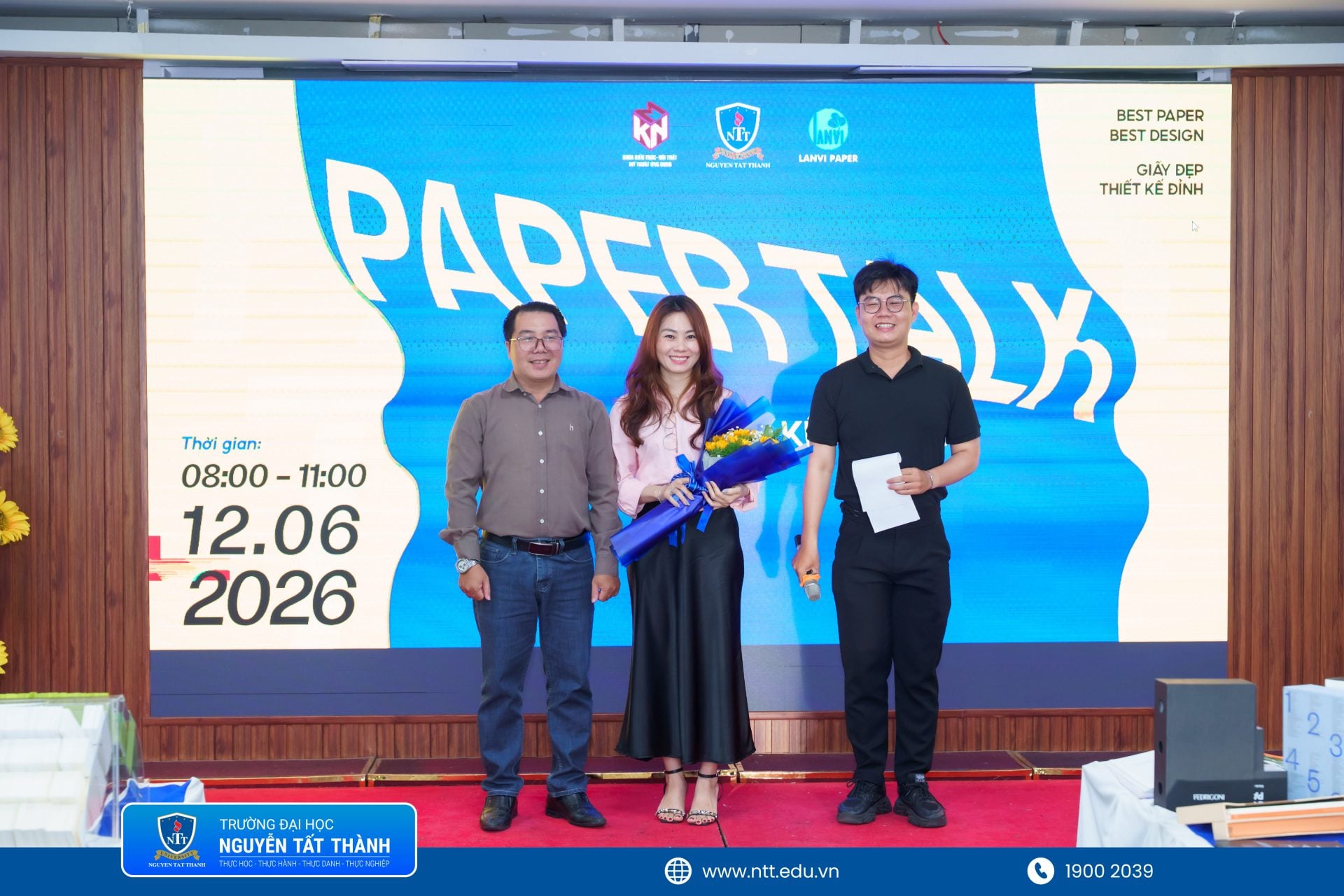 Đại diện Khoa Kiến trúc – Nội thất – Mỹ thuật ứng dụng tặng hoa cảm ơn diễn giả Lý Thị Thùy Trang – Account Manager Công ty Giấy Lan Vi đã đồng hành và chia sẻ nhiều kiến thức thực tiễn cùng sinh viên NTTU tại workshop Paper Talk. 