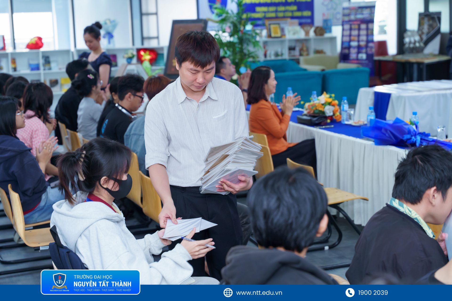 Sinh viên ngành Thiết kế đồ họa NTTU trực tiếp quan sát, cảm nhận và tìm hiểu đặc tính của nhiều dòng giấy mỹ thuật được ứng dụng trong các sản phẩm thiết kế chuyên nghiệp