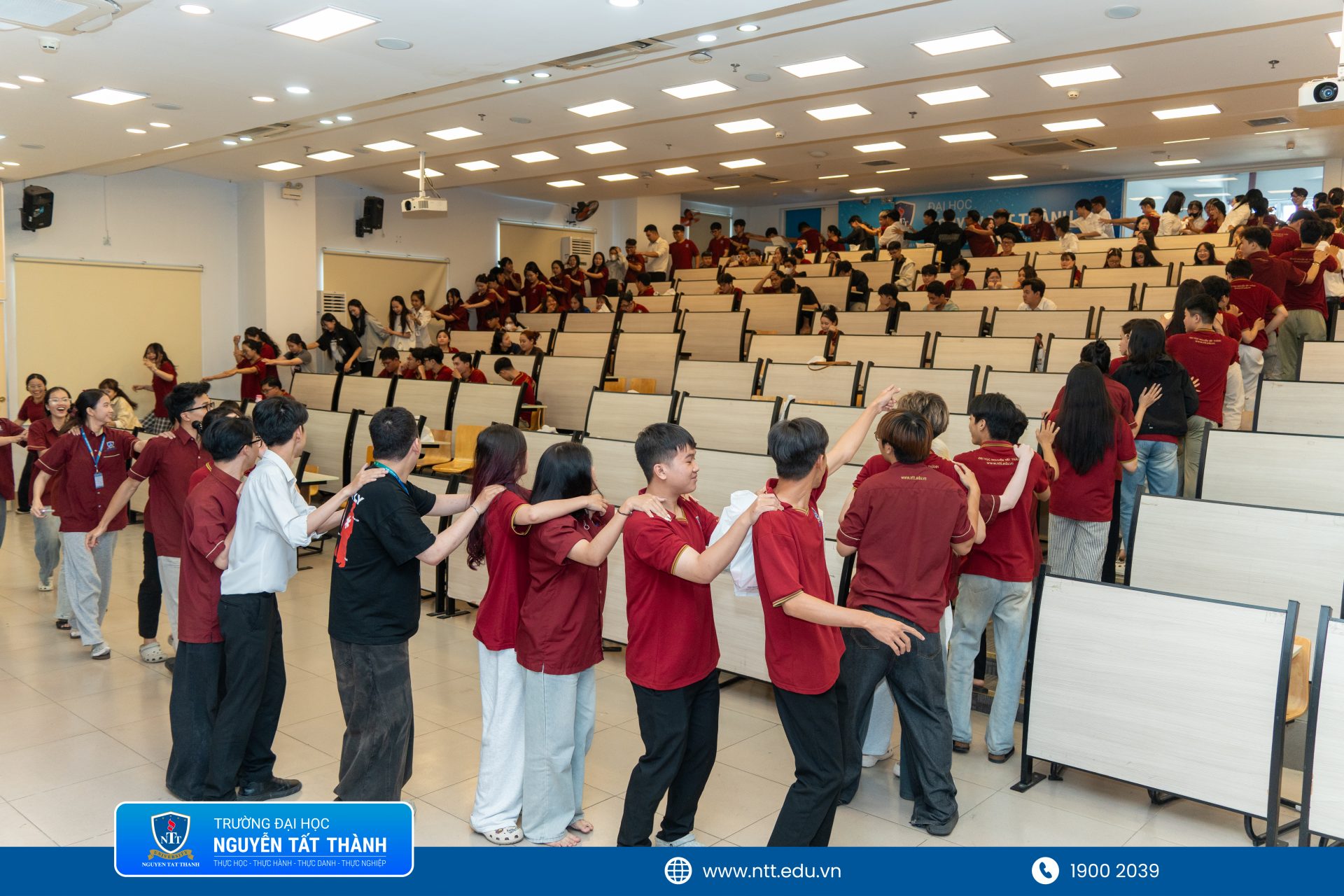 Sinh viên Khoa Du lịch hào hứng tham gia trò chơi “Nghe nhạc đoán địa danh” trong phần thực hành “Nghệ thuật khuấy động”.
