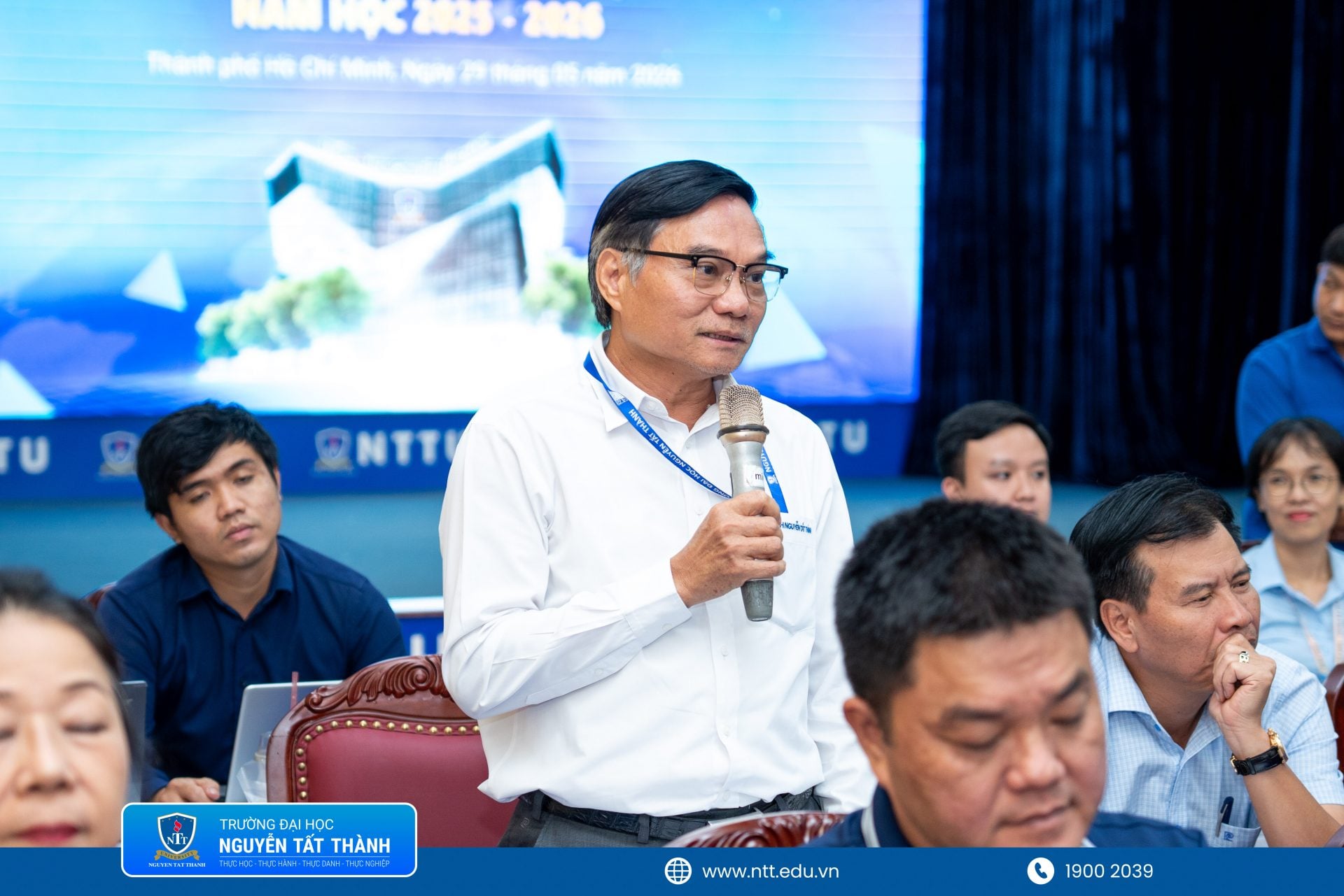 Đại diện Ban Giám hiệu, lãnh đạo các khoa, phòng, ban và đơn vị chức năng Trường Đại học Nguyễn Tất Thành trực tiếp lắng nghe, trao đổi và giải đáp các ý kiến của sinh viên tại chương trình đối thoại, góp phần tăng cường sự kết nối giữa Nhà trường và người học