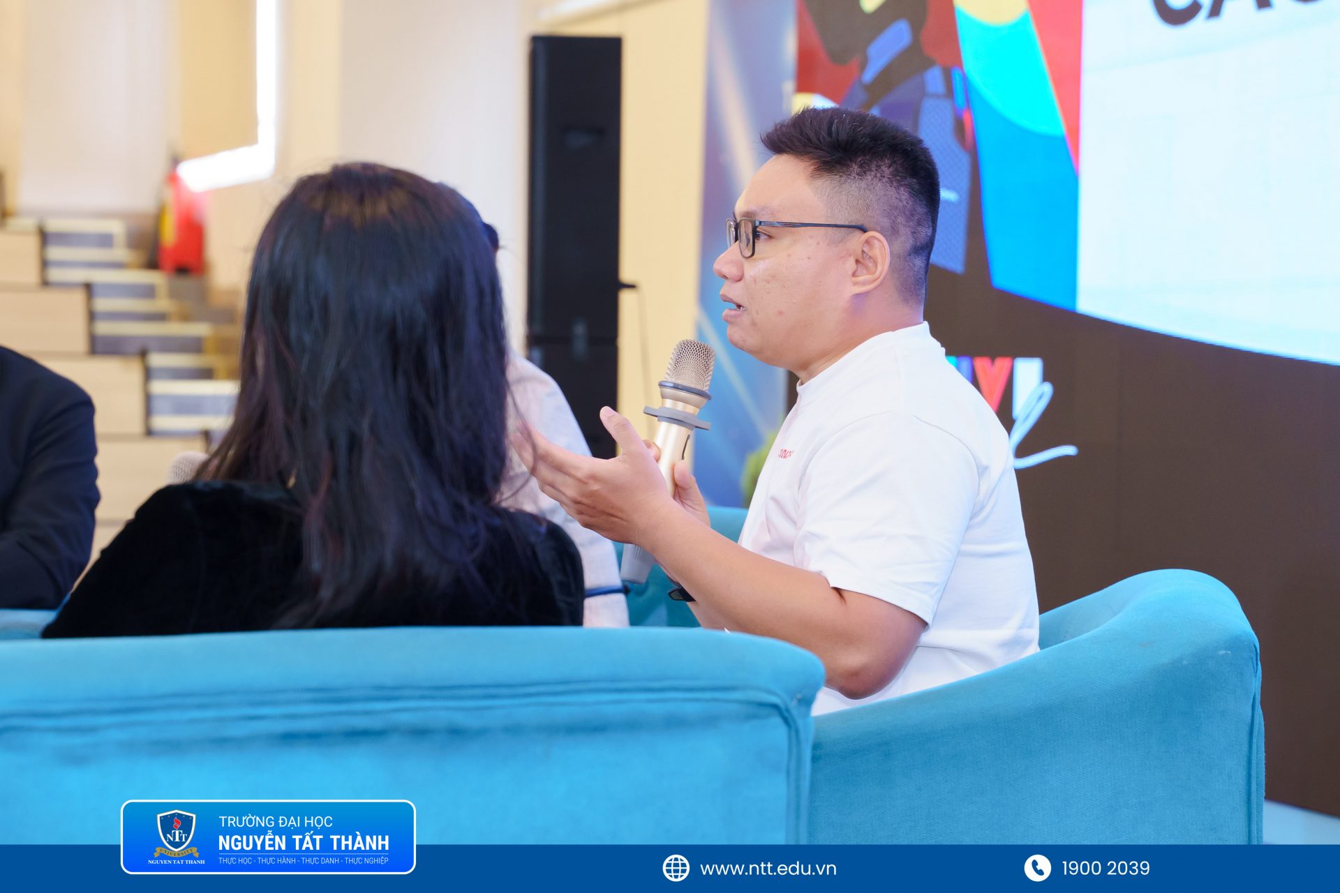 Talkshow giao lưu cùng sinh viên tại Trường Đại học Nguyễn Tất Thành tạo không gian đối thoại cởi mở giữa người học và các chuyên gia trong lĩnh vực điện ảnh, âm nhạc, công nghiệp sáng tạo.
