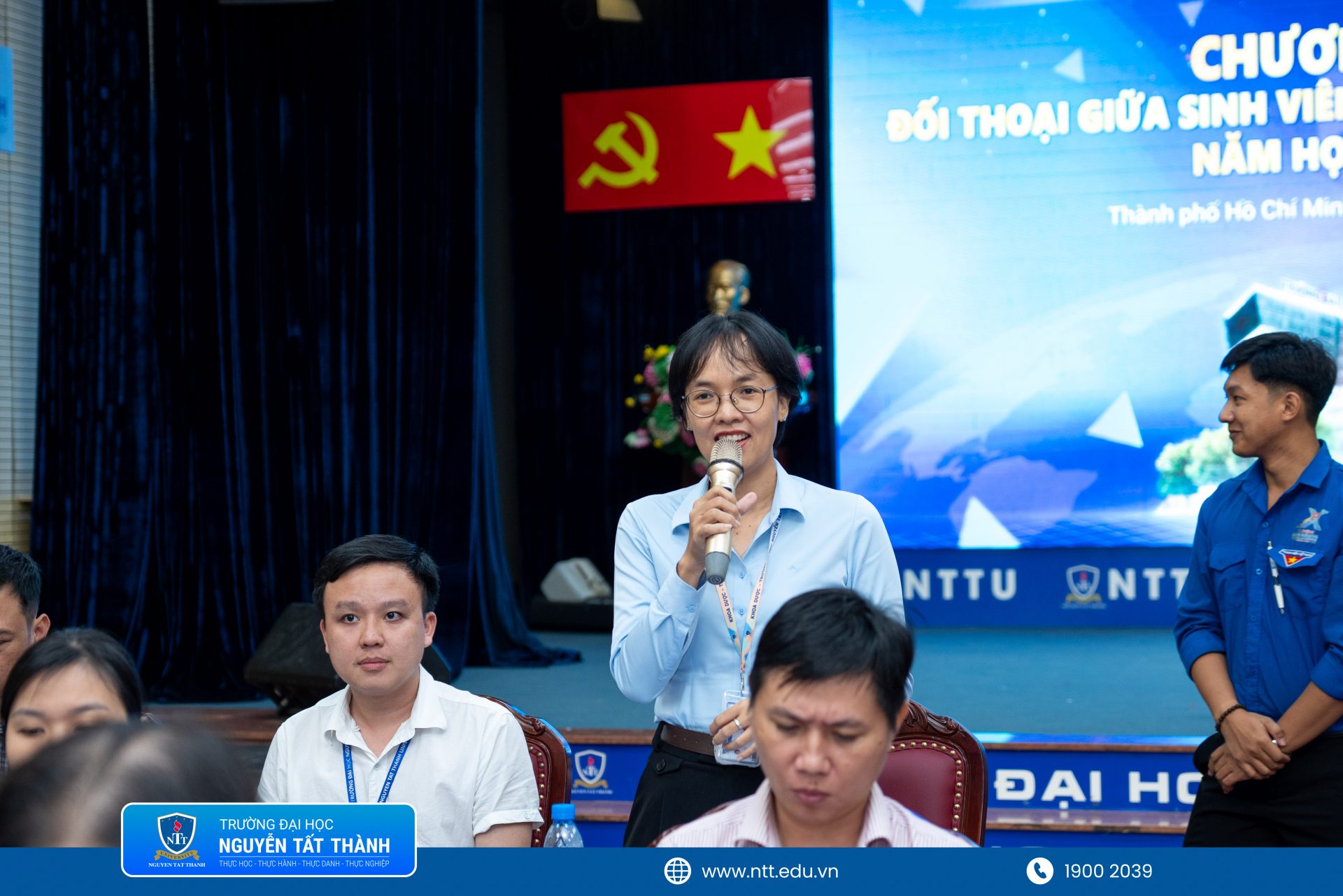 Đại diện Ban Giám hiệu, lãnh đạo các khoa, phòng, ban và đơn vị chức năng Trường Đại học Nguyễn Tất Thành trực tiếp lắng nghe, trao đổi và giải đáp các ý kiến của sinh viên tại chương trình đối thoại, góp phần tăng cường sự kết nối giữa Nhà trường và người học