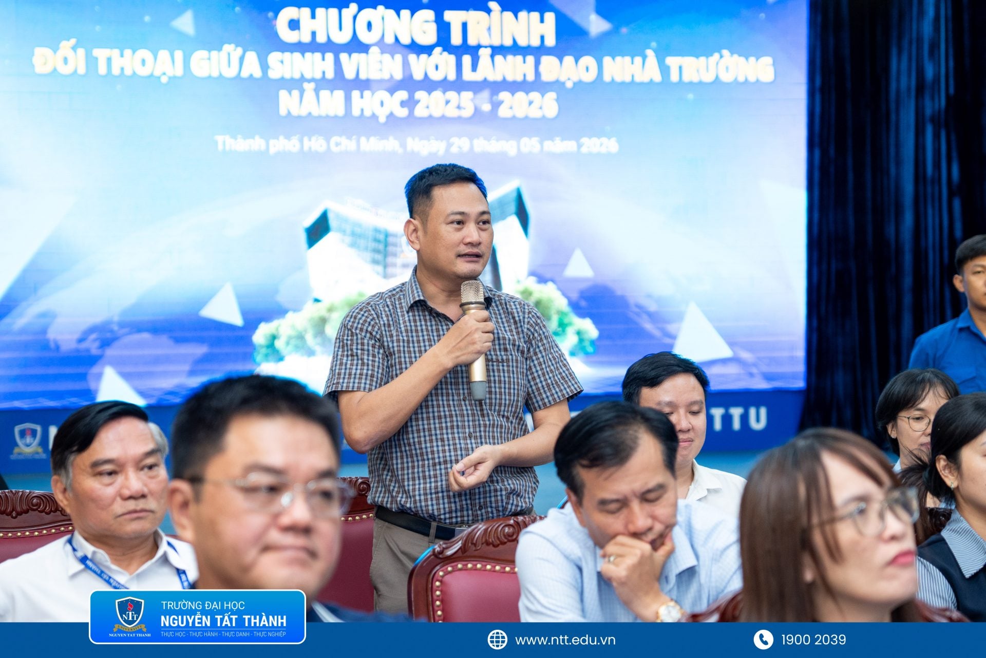 Đại diện Ban Giám hiệu, lãnh đạo các khoa, phòng, ban và đơn vị chức năng Trường Đại học Nguyễn Tất Thành trực tiếp lắng nghe, trao đổi và giải đáp các ý kiến của sinh viên tại chương trình đối thoại, góp phần tăng cường sự kết nối giữa Nhà trường và người học