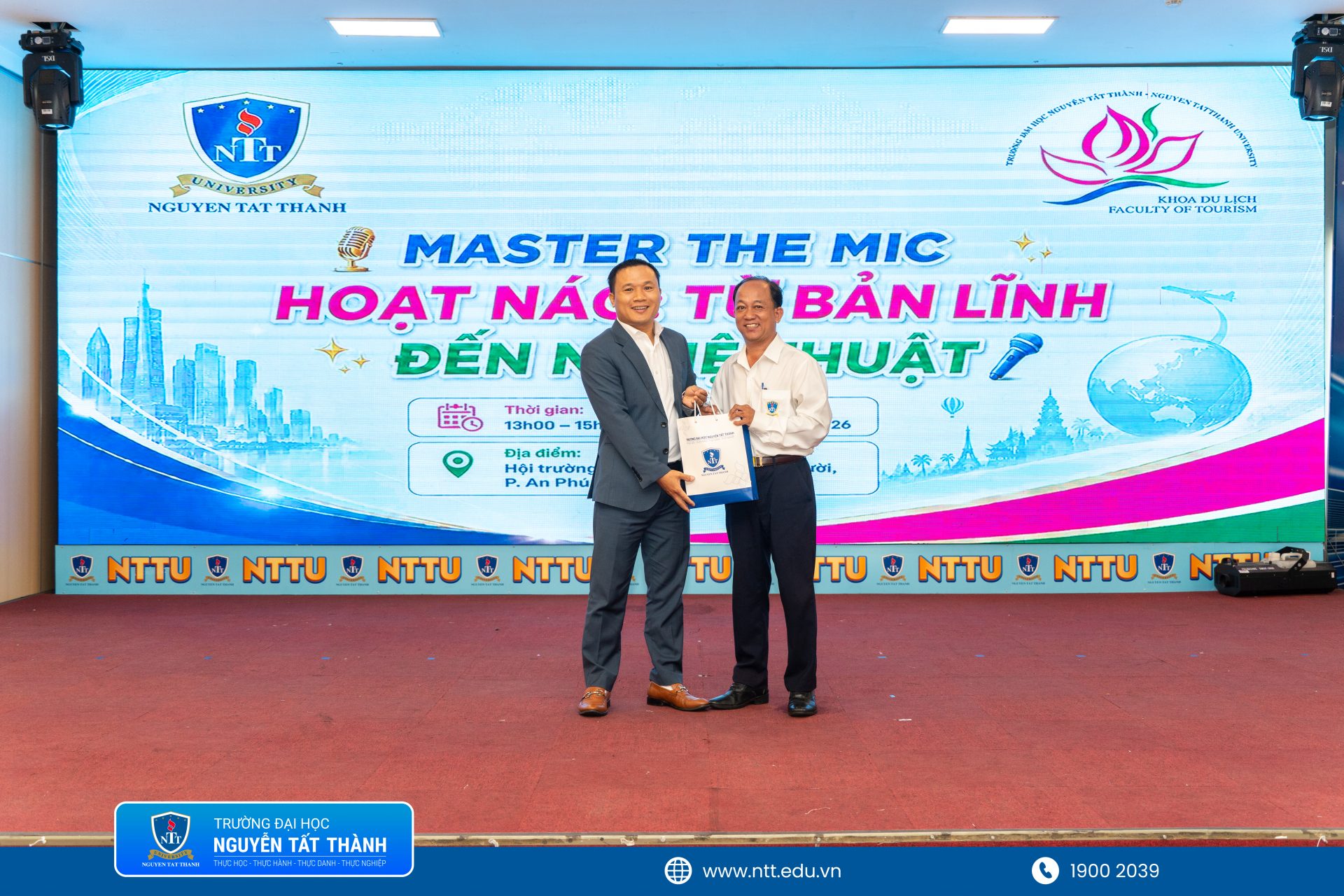 Đại diện Ban Lãnh đạo Khoa Du lịch – Trường Đại học Nguyễn Tất Thành trao quà lưu niệm cho diễn giả Bùi Bá Tòng và chụp ảnh lưu niệm cùng khách mời, quý thầy cô tại chương trình.