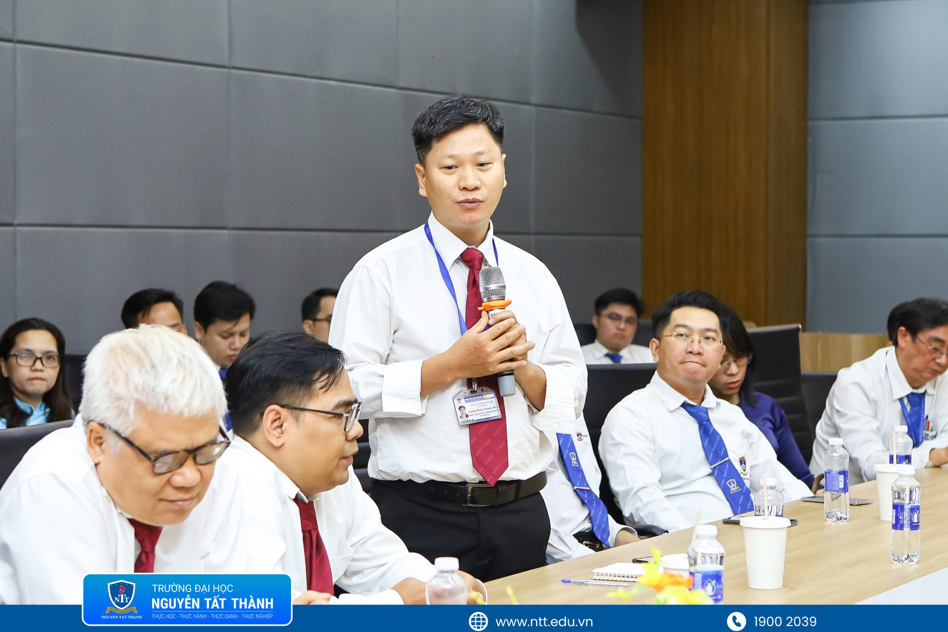 1. Hội thảo ghi nhận nhiều ý kiến trao đổi xoay quanh việc sử dụng AI minh bạch, hiệu quả và có trách nhiệm trong giảng dạy, học tập