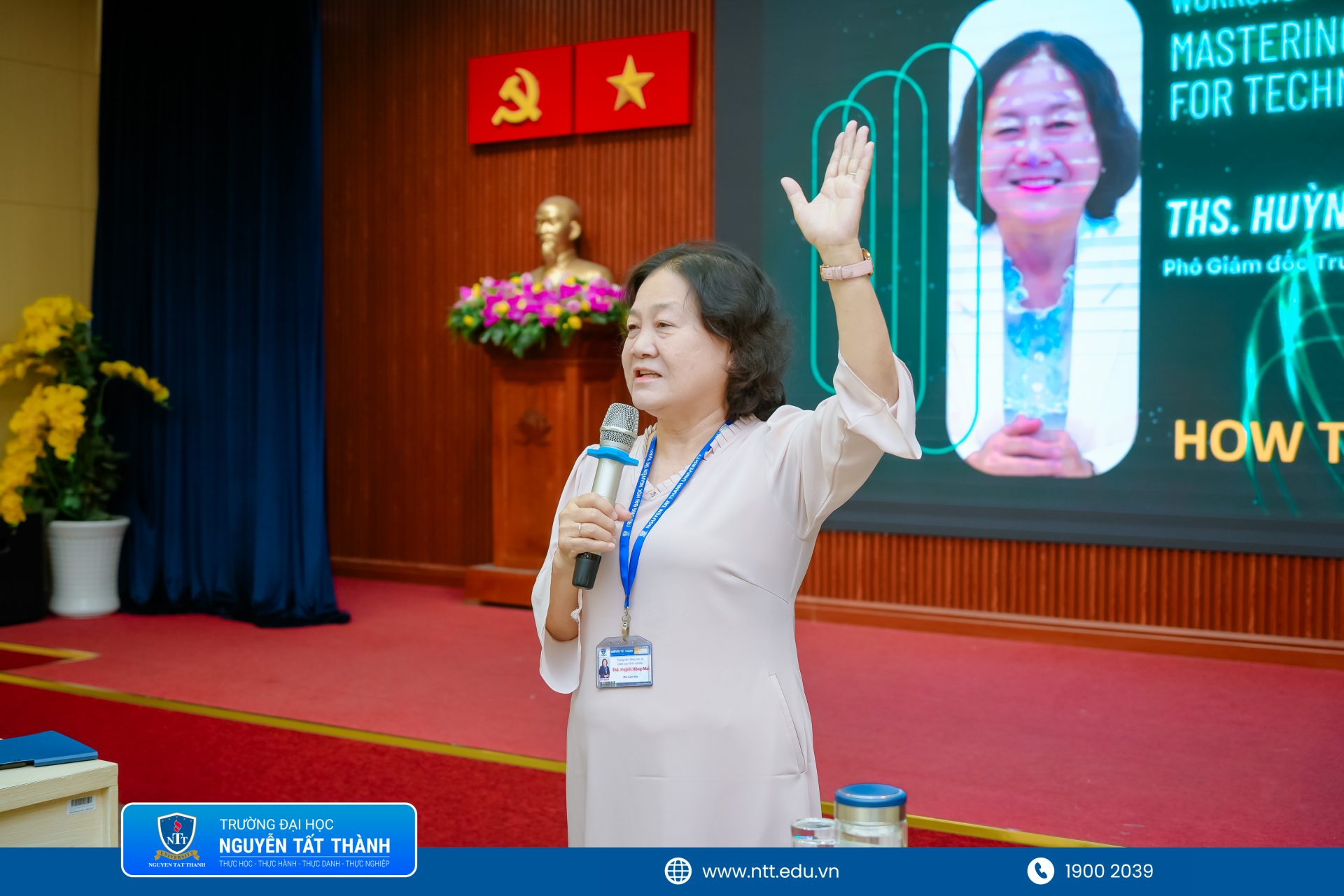 ThS. Huỳnh Hồng Mai hướng dẫn chuyên đề “Mastering Persuasion Skills for Technology Startups” dành cho các đội thi trước vòng Chung kết 