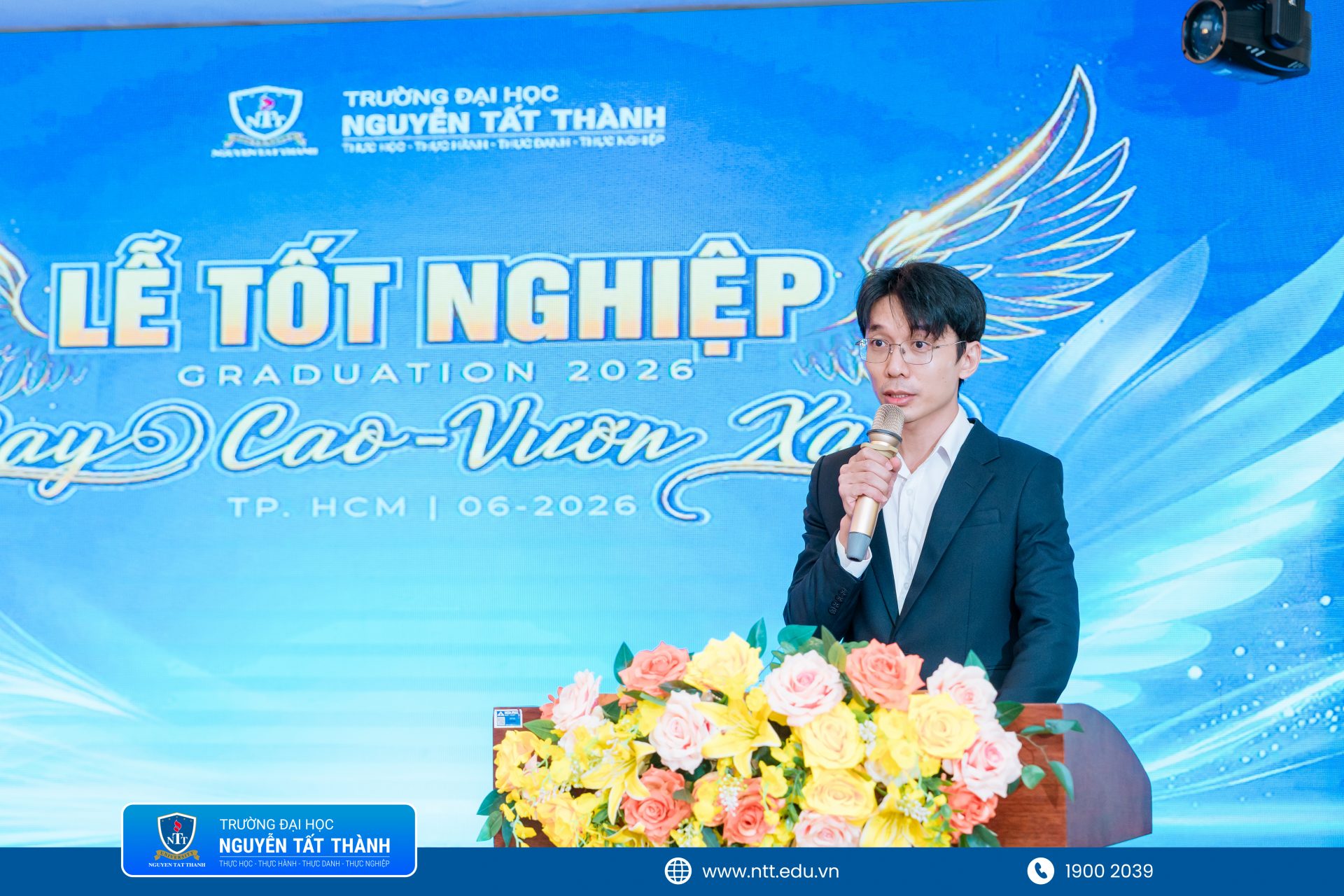 TS. Đỗ Ngọc Minh – Quyền Phó Trưởng phòng Quản lý Đào tạo công bố quyết định công nhận tốt nghiệp cho các tân khoa NTTU.