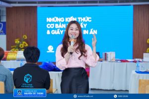 NTTU tham gia, mang đến góc nhìn thực tế về vai trò của chất liệu giấy trong thiết kế hiện đại. Diễn giả Lý Thị Thùy Trang – Account Manager Công ty Giấy Lan Vi chia sẻ cùng sinh viên NTTU về các dòng giấy mỹ thuật, ứng dụng trong thiết kế, in ấn, xuất bản và bao bì