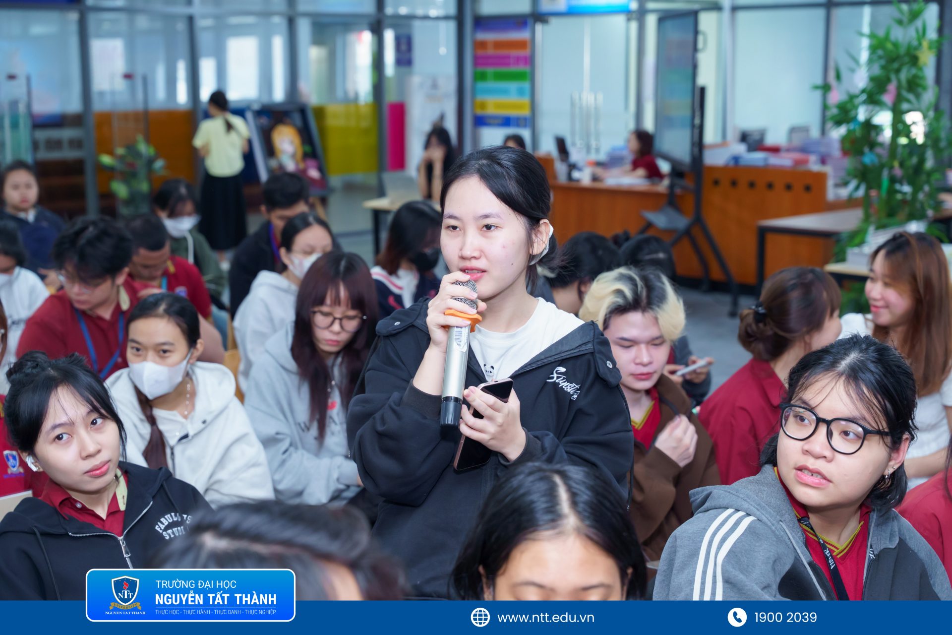Phần giao lưu, hỏi – đáp diễn ra sôi nổi, giúp sinh viên hiểu rõ hơn cách lựa chọn chất liệu giấy phù hợp với từng sản phẩm như catalogue, bao bì, thiệp mời và bộ nhận diện thương hiệu