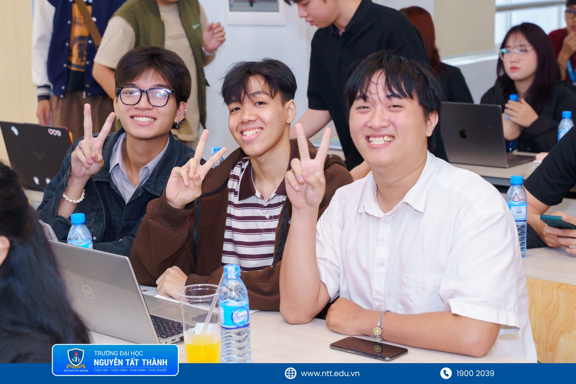 Vòng Pitching chương trình Kính Vạn Hoa – Creative Lab mùa 3 diễn ra tại Trường Đại học Nguyễn Tất Thành, thu hút 20 dự án phim và nhạc phim cùng hơn 200 sinh viên tham dự