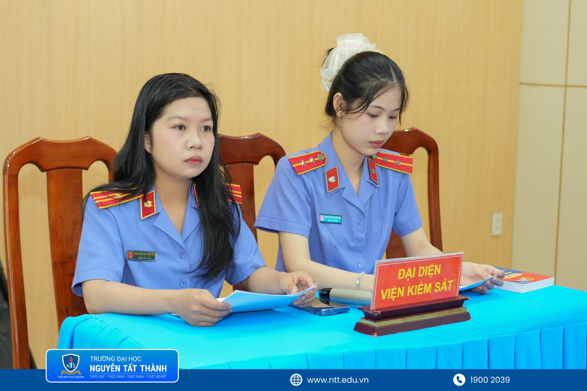 Sinh viên Khoa Luật NTTU tham gia phiên tòa giả định trong nhiều vai trò như hội đồng xét xử, kiểm sát viên, luật sư và người tham gia tố tụng