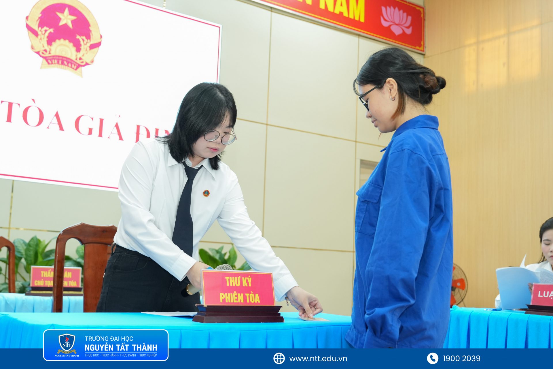 Sinh viên Khoa Luật NTTU tham gia phiên tòa giả định trong nhiều vai trò như hội đồng xét xử, kiểm sát viên, luật sư và người tham gia tố tụng