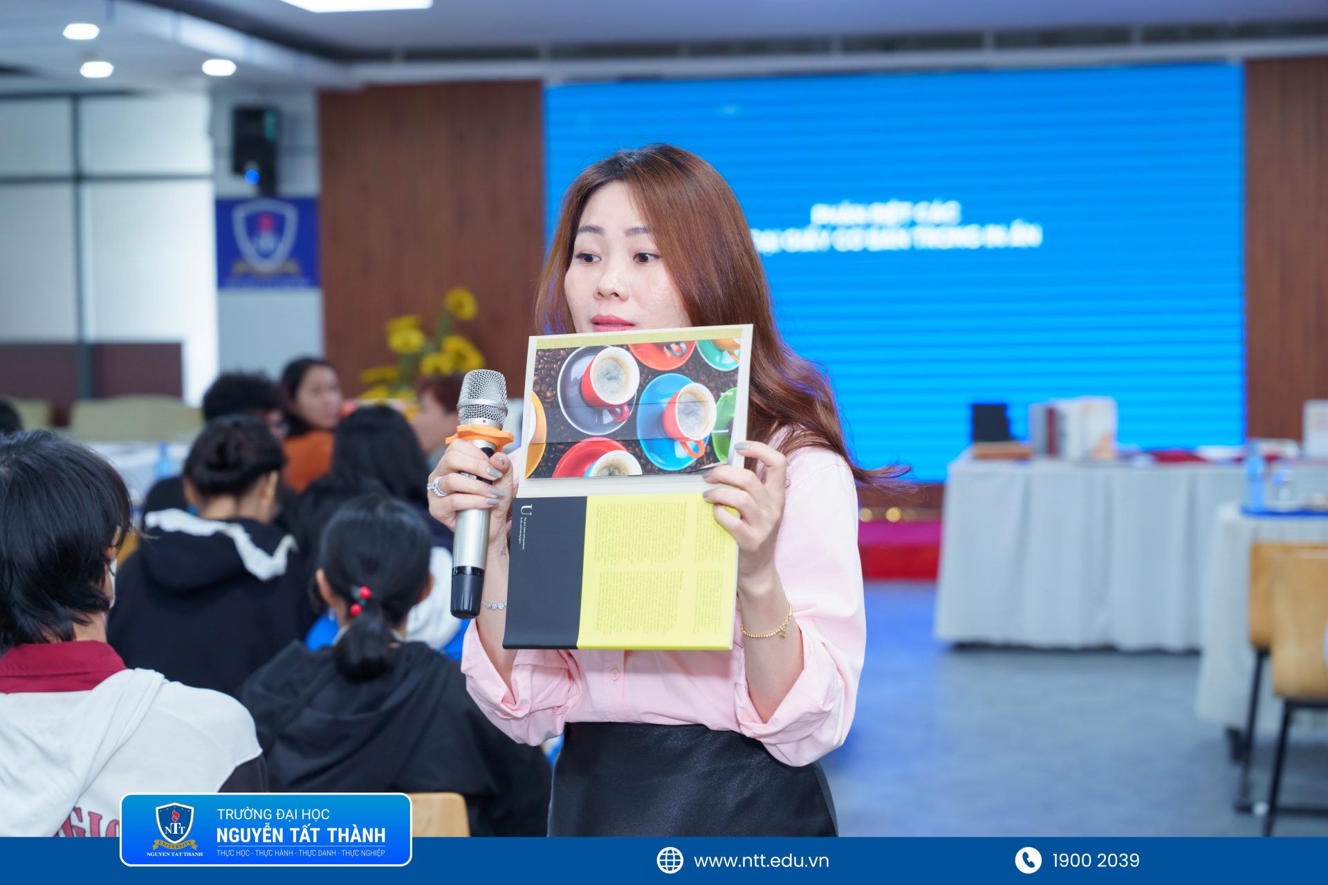 Sinh viên ngành Thiết kế đồ họa NTTU trực tiếp quan sát, cảm nhận và tìm hiểu đặc tính của nhiều dòng giấy mỹ thuật được ứng dụng trong các sản phẩm thiết kế chuyên nghiệp