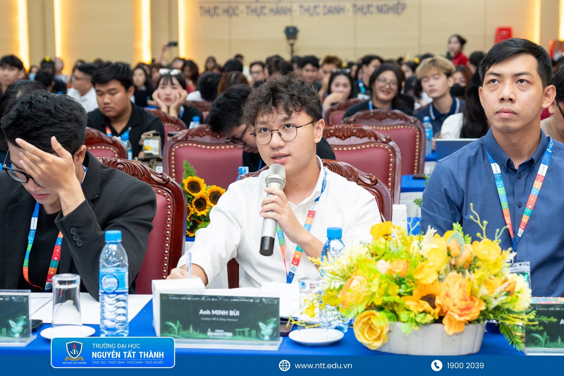 Ban Giám khảo đặt câu hỏi phản biện các đội thi tại vòng Chung kết Cardano SEA Hackathon 2026 (1)