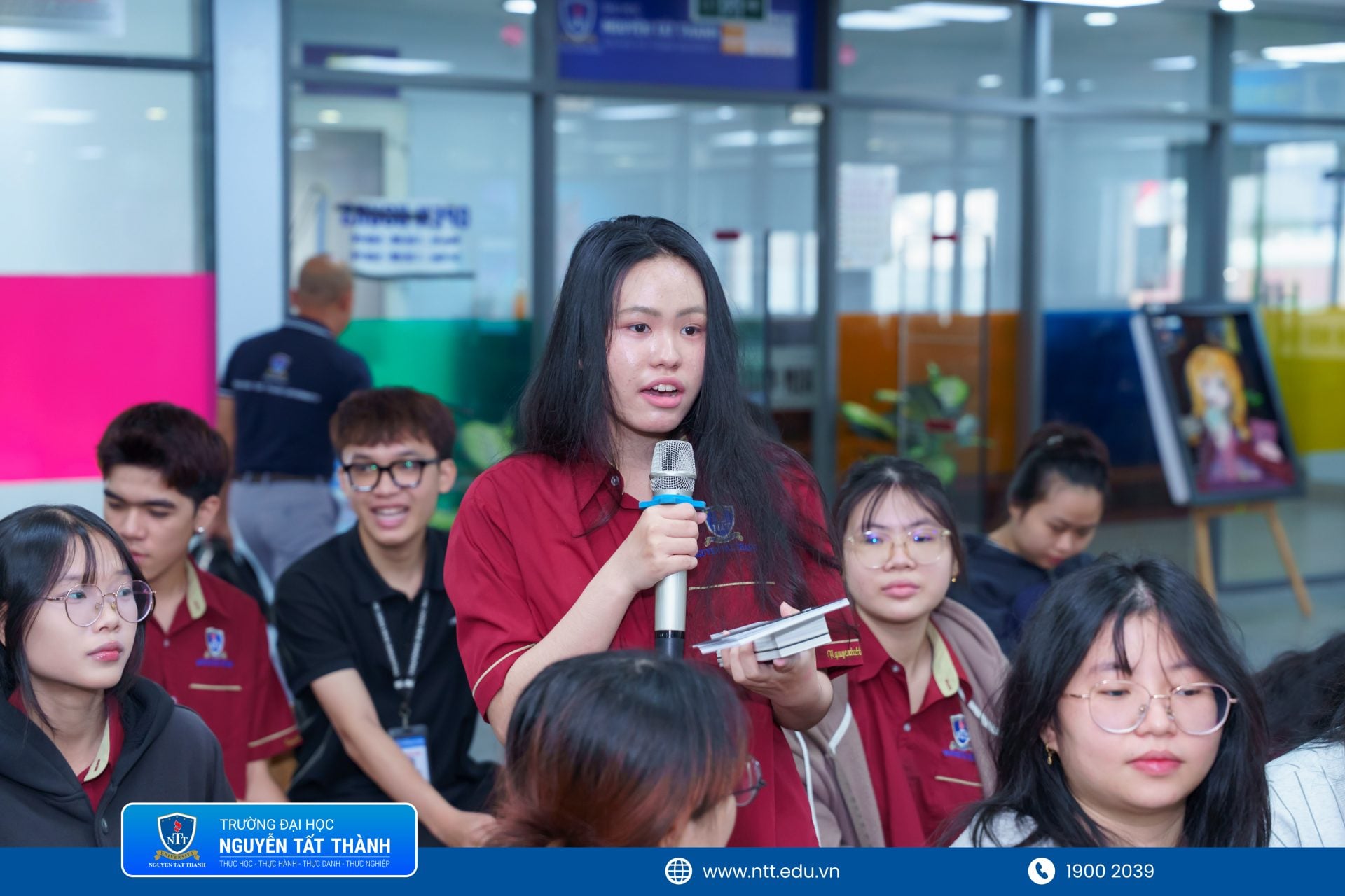 Phần giao lưu, hỏi – đáp diễn ra sôi nổi, giúp sinh viên hiểu rõ hơn cách lựa chọn chất liệu giấy phù hợp với từng sản phẩm như catalogue, bao bì, thiệp mời và bộ nhận diện thương hiệu