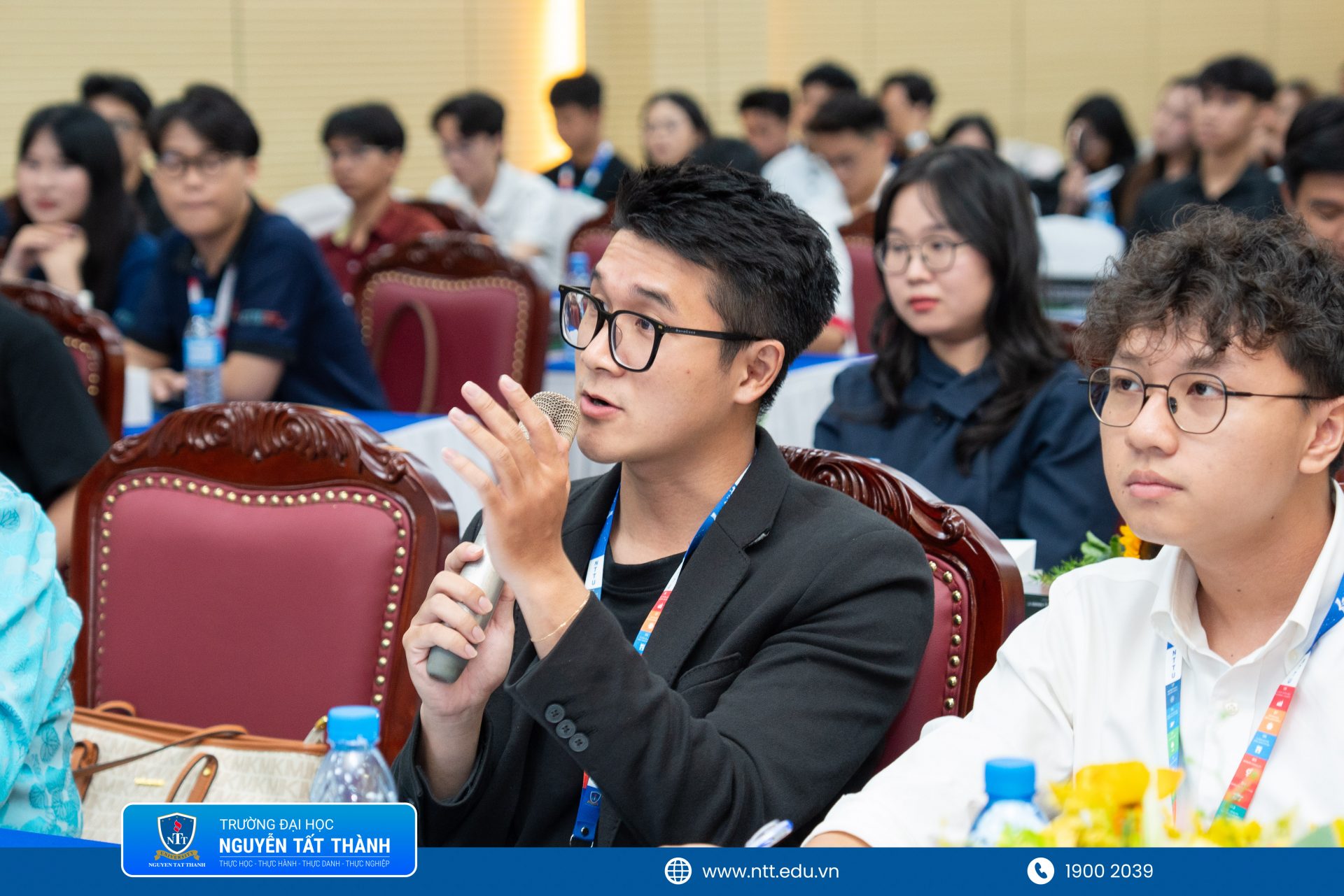Ban Giám khảo đặt câu hỏi phản biện các đội thi tại vòng Chung kết Cardano SEA Hackathon 2026 (1)