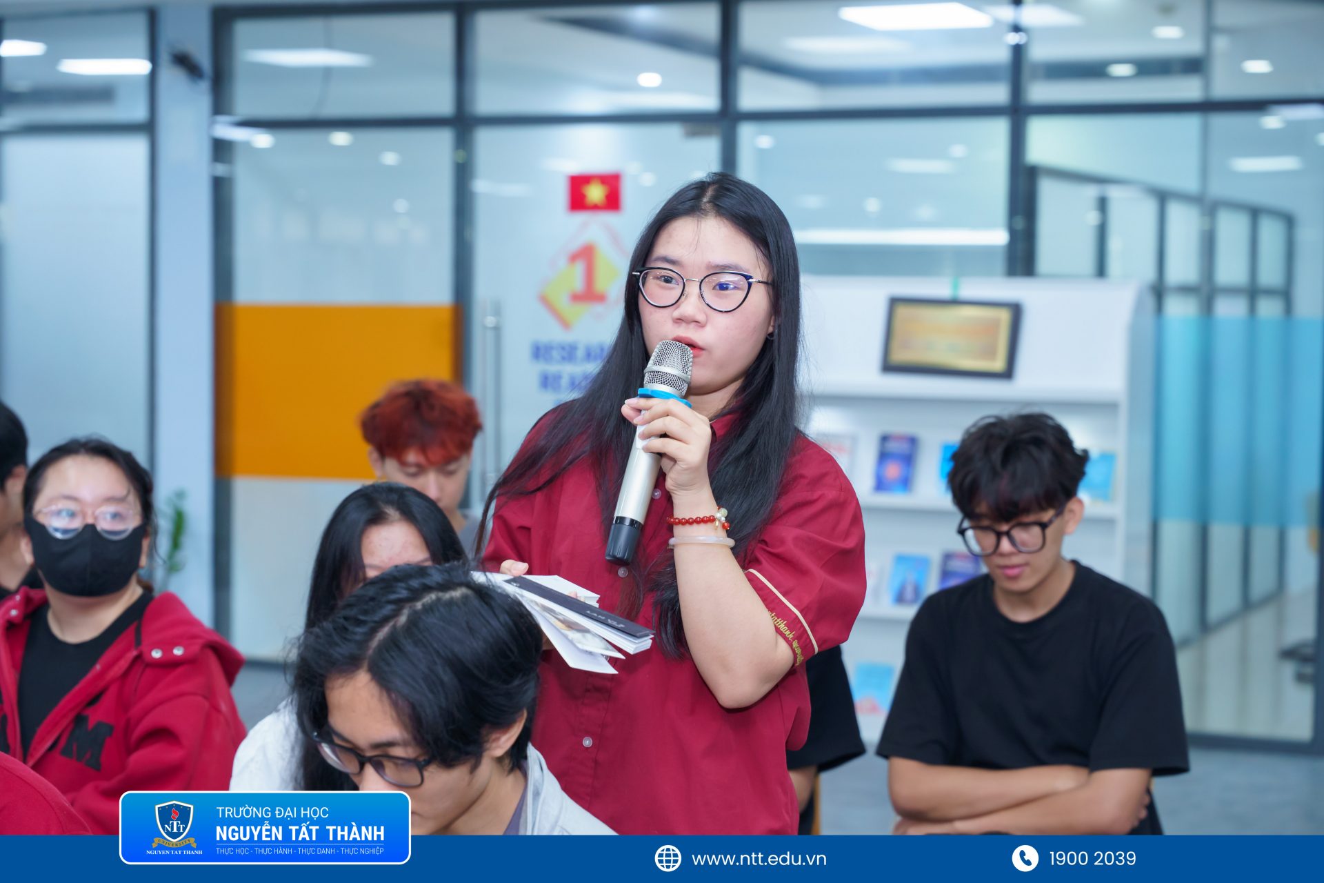 Phần giao lưu, hỏi – đáp diễn ra sôi nổi, giúp sinh viên hiểu rõ hơn cách lựa chọn chất liệu giấy phù hợp với từng sản phẩm như catalogue, bao bì, thiệp mời và bộ nhận diện thương hiệu