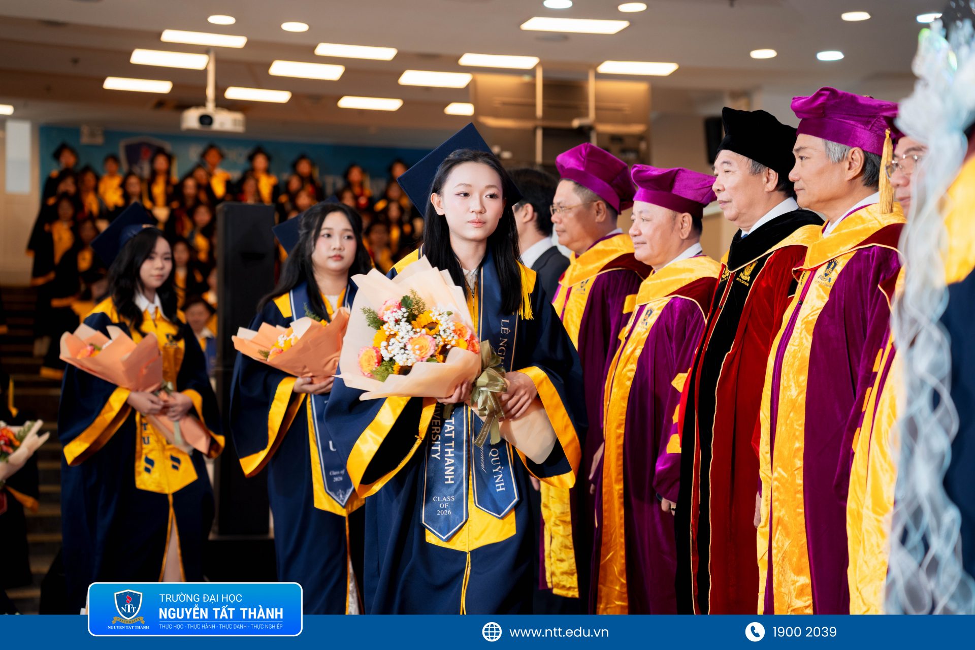 Đại diện các tân khoa NTTU trao hoa tri ân quý thầy cô – những người đã bền bỉ đồng hành, truyền cảm hứng và nâng đỡ sinh viên trên hành trình trưởng thành