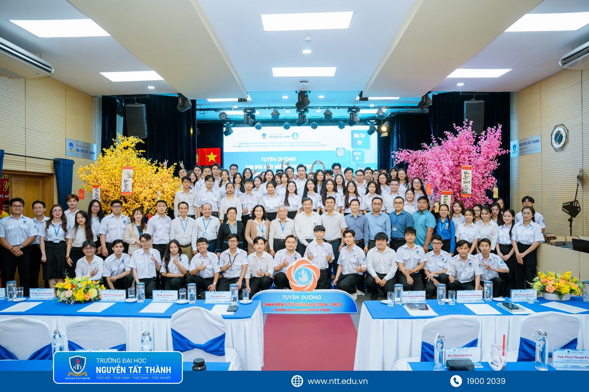 The Youth Union – Students' Association of Nguyen Tat Thanh University honored as an outstanding unit for excellently completing its missions in the 2025–2026 academic year