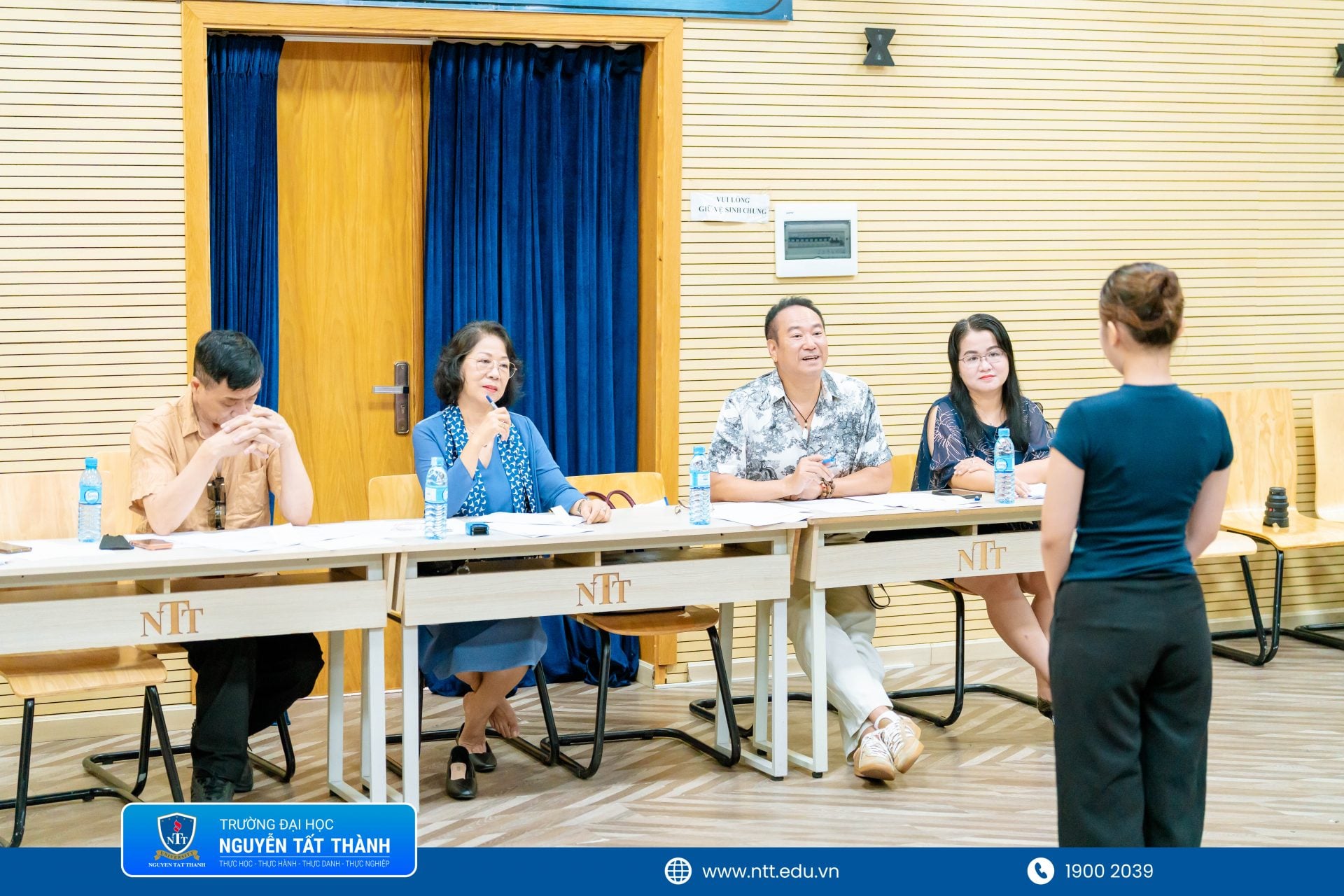 Đông đảo thí sinh tham dự kỳ thi năng khiếu tại Trường ĐH Nguyễn Tất Thành
