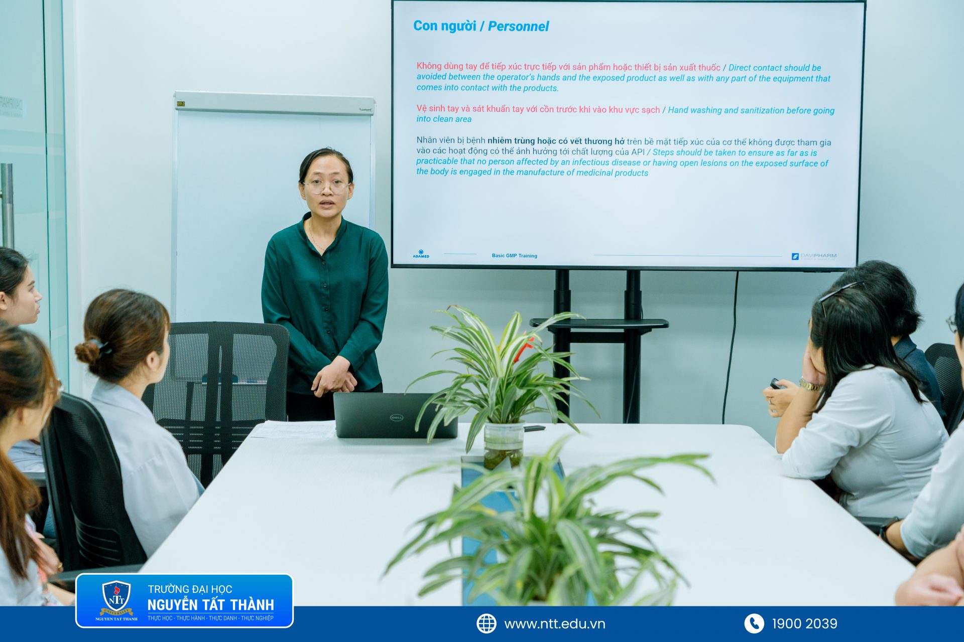 Sinh viên khoa Dược NTTU tham quan thực tế môi trường làm việc tại Davipharm