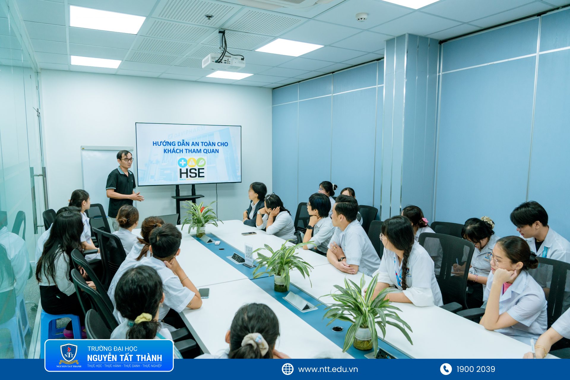 Sinh viên khoa Dược NTTU tham quan thực tế môi trường làm việc tại Davipharm