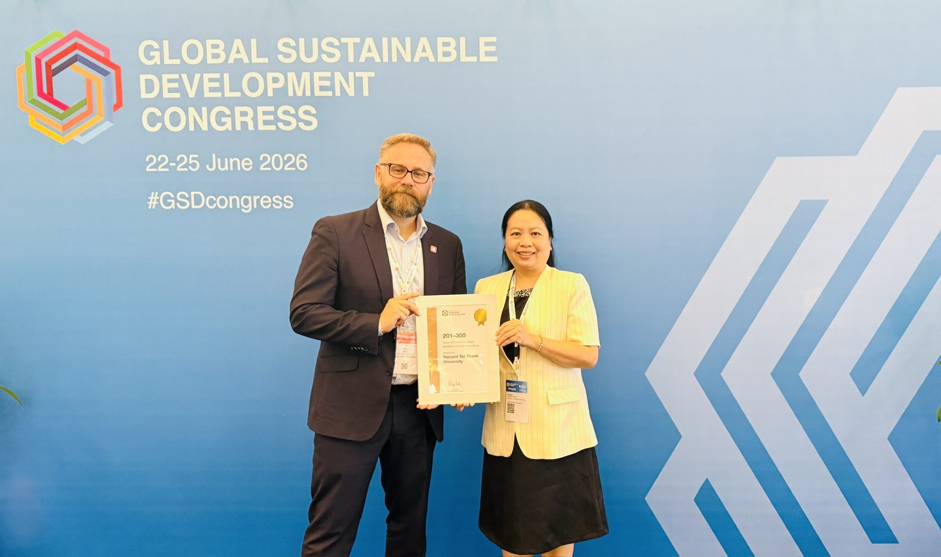 TS. Phan Thị Việt Nam chụp ảnh lưu niệm cùng ông Phil Baty, Giám đốc Quan hệ Toàn cầu (Chief Global Affairs Officer), Times Higher Education
