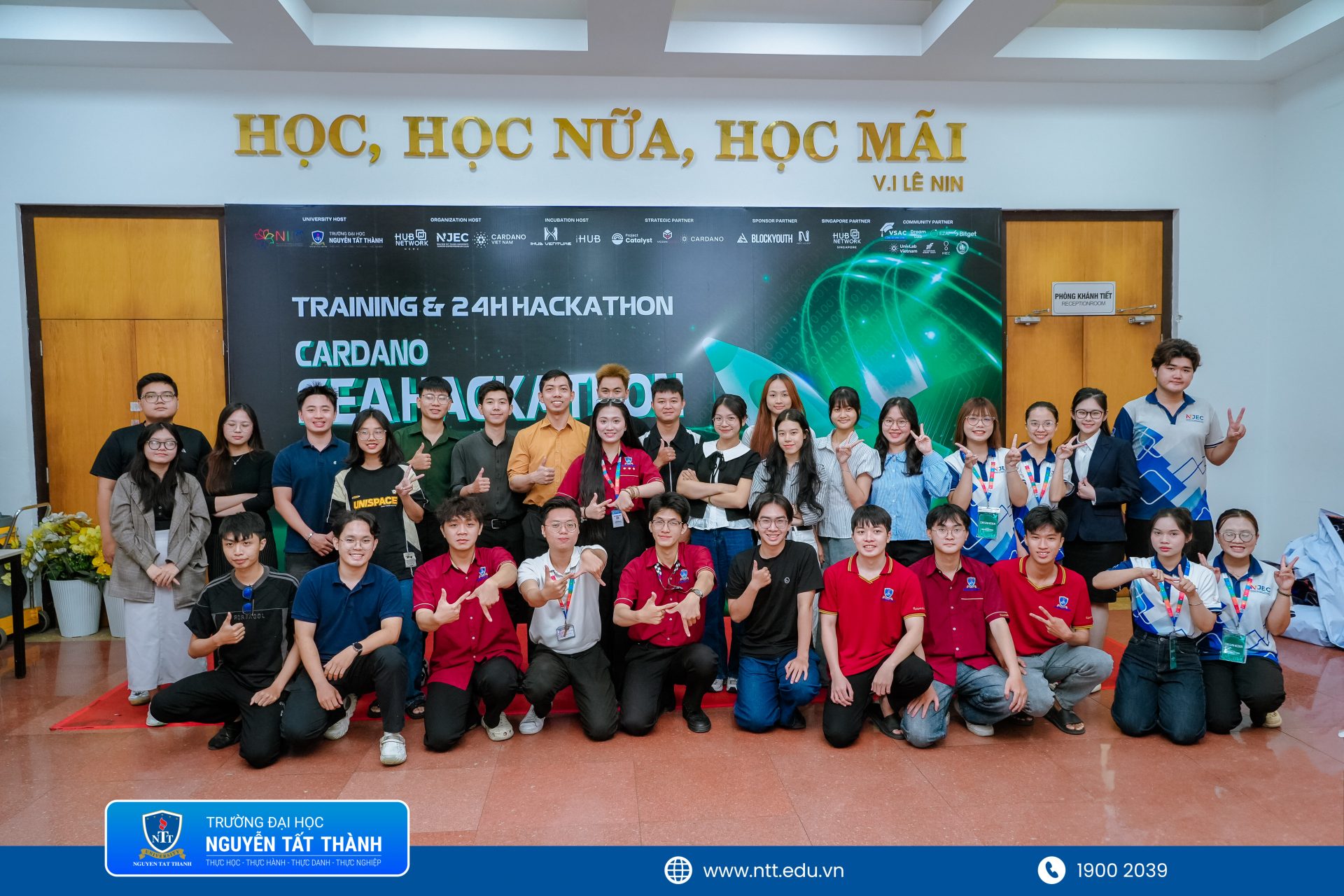 Hơn 500 ý tưởng, 24 giờ Hackathon từ những nhà kiến tạo công nghệ trẻ tại NTTU
