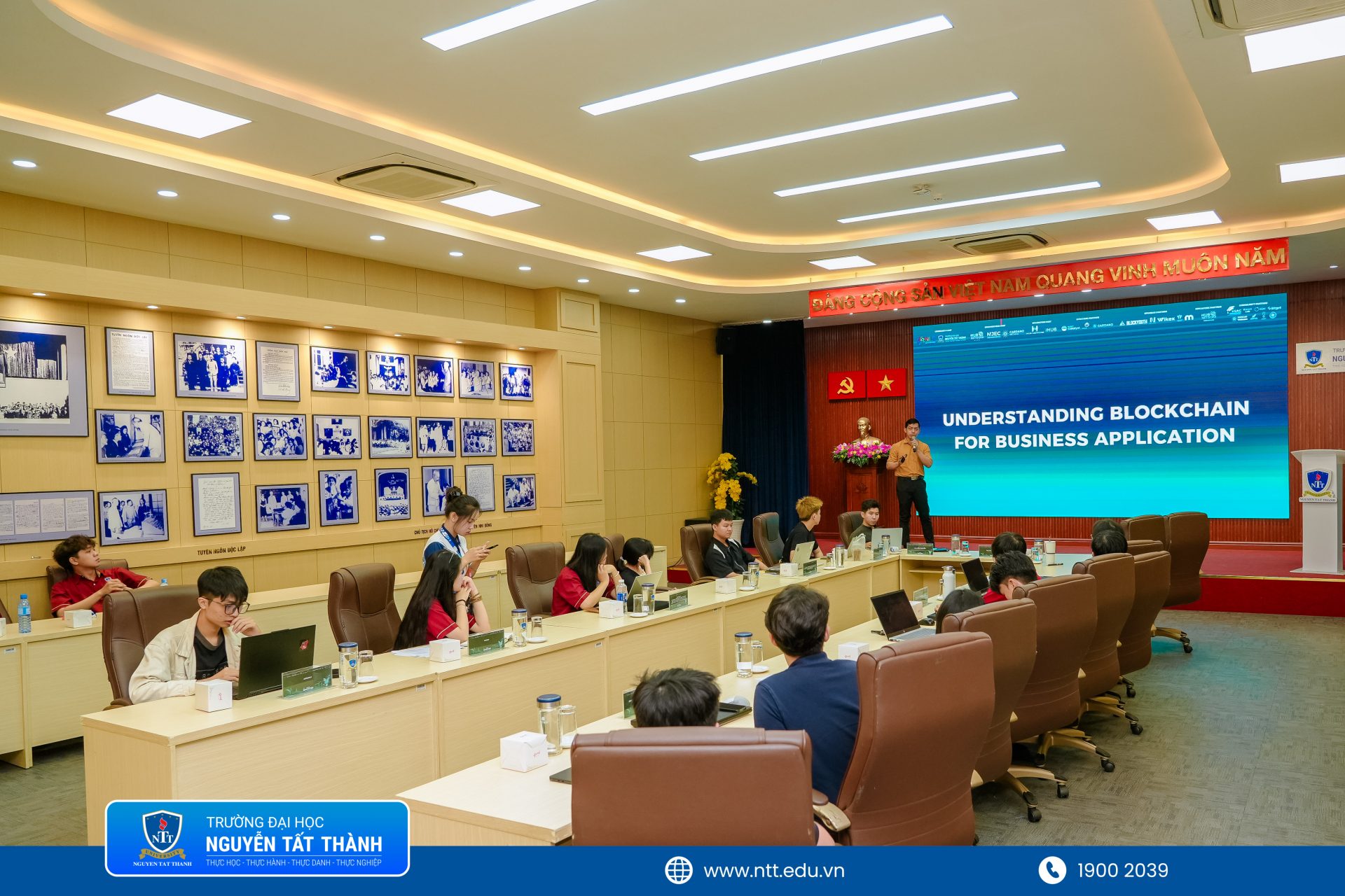 Trainer Ilum (Sang) Nguyen chia sẻ chuyên đề “From Tech to Market: Blockchain in Practice”, định hướng tư duy ứng dụng Blockchain vào thực tiễn kinh doanh