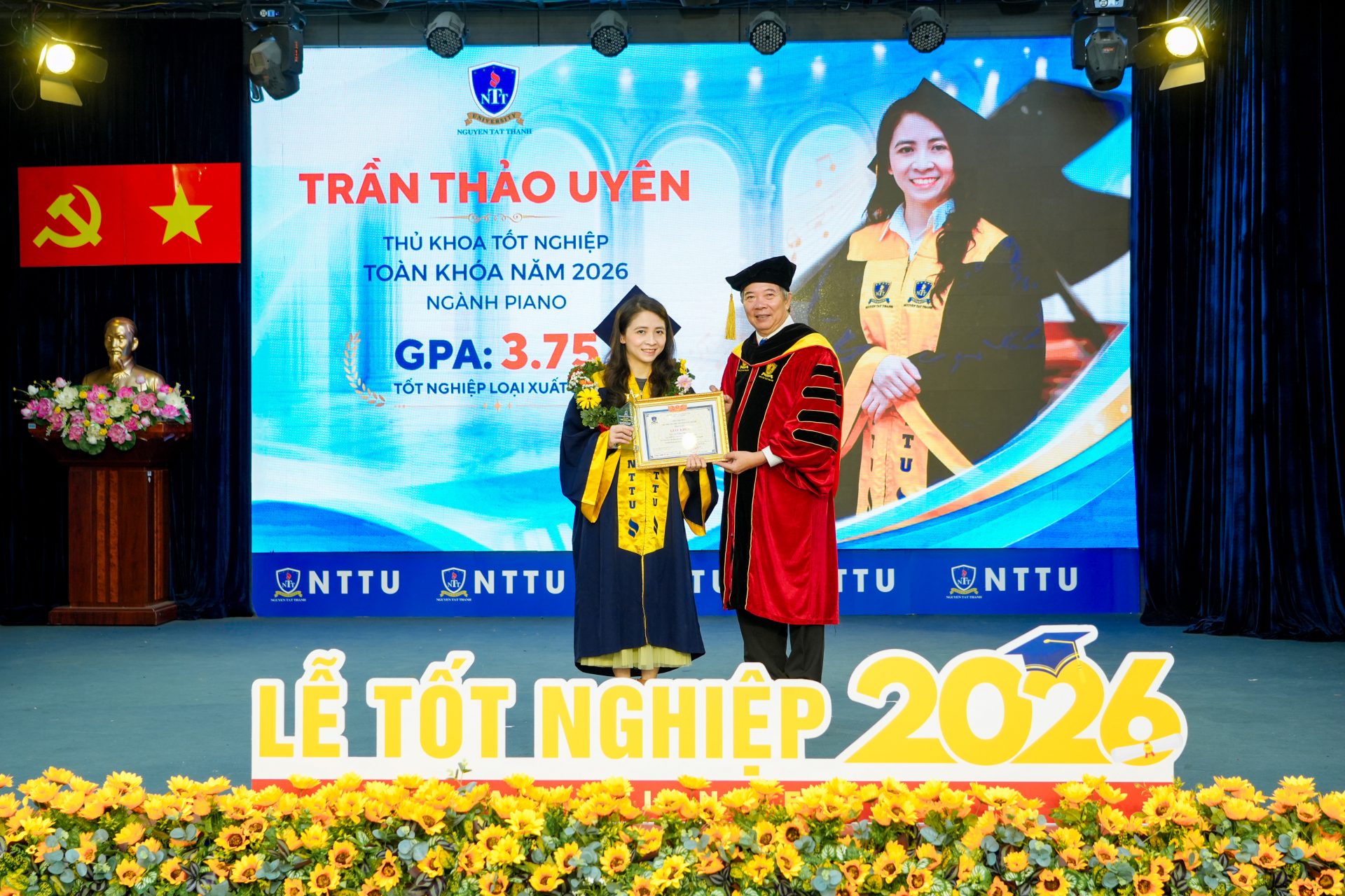Trần Thảo Uyên nhận giấy khen, ghi nhận thành tích thủ khoa toàn khóa ngành Piano với GPA 3,75