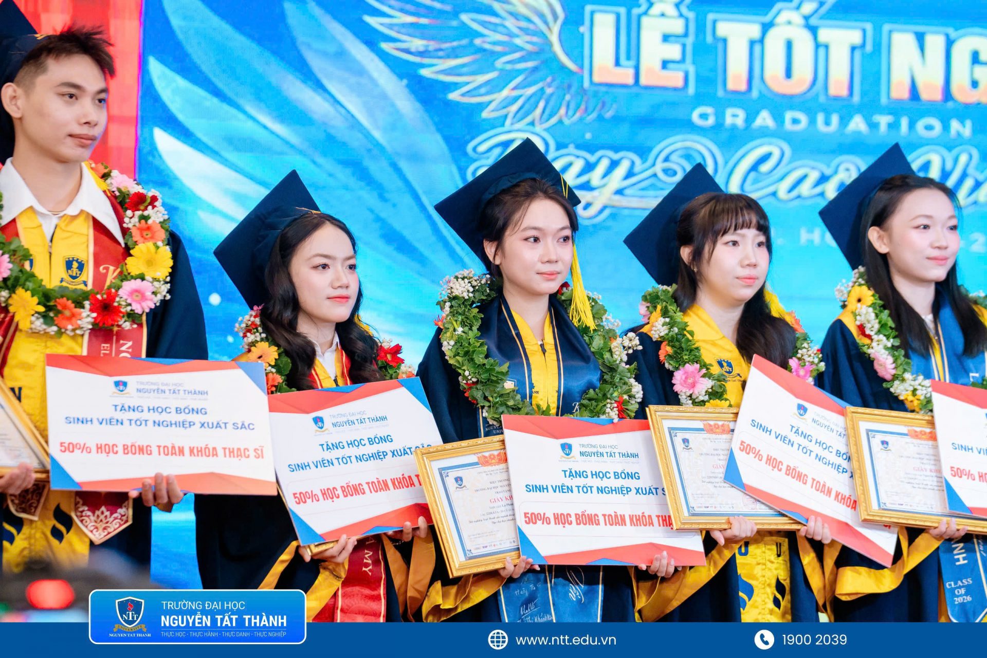 PGS.TS.NGƯT Nguyễn Kim Hồng – Hiệu trưởng Trường Đại học Nguyễn Tất Thành cùng đại diện Viện Đào tạo Sau đại học trao học bổng thạc sĩ trị giá 50% học phí toàn khóa, tương đương đến 60 triệu đồng, cho các tân khoa tốt nghiệp loại Xuất sắc, tiếp sức các em tiếp tục nâng cao chuyên môn tại NTTU.