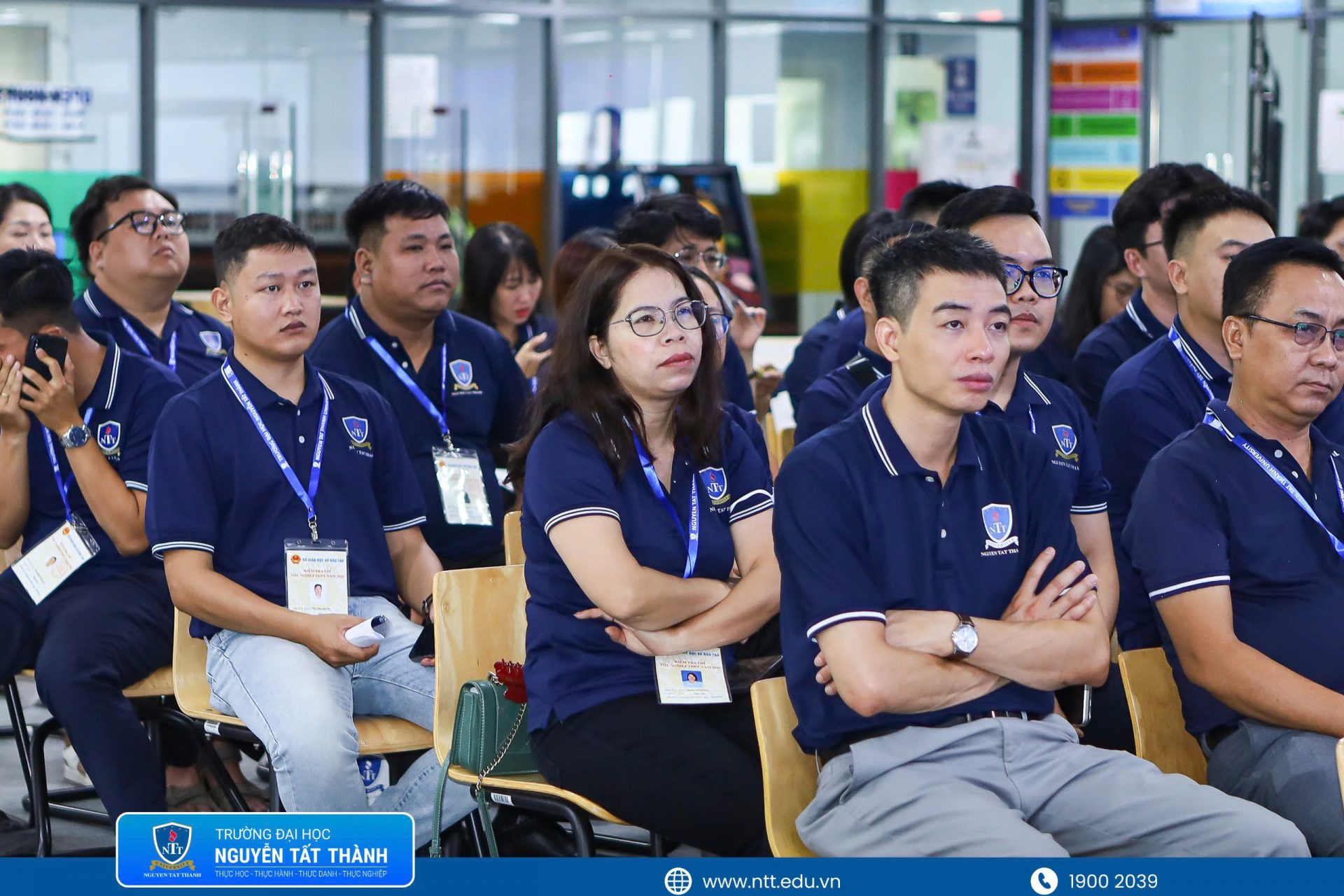 Cán bộ, giảng viên và người lao động Trường ĐH Nguyễn Tất Thành lắng nghe triển khai quy chế, bảo đảm thực hiện nhiệm vụ kiểm tra coi thi nghiêm túc, đúng quy định