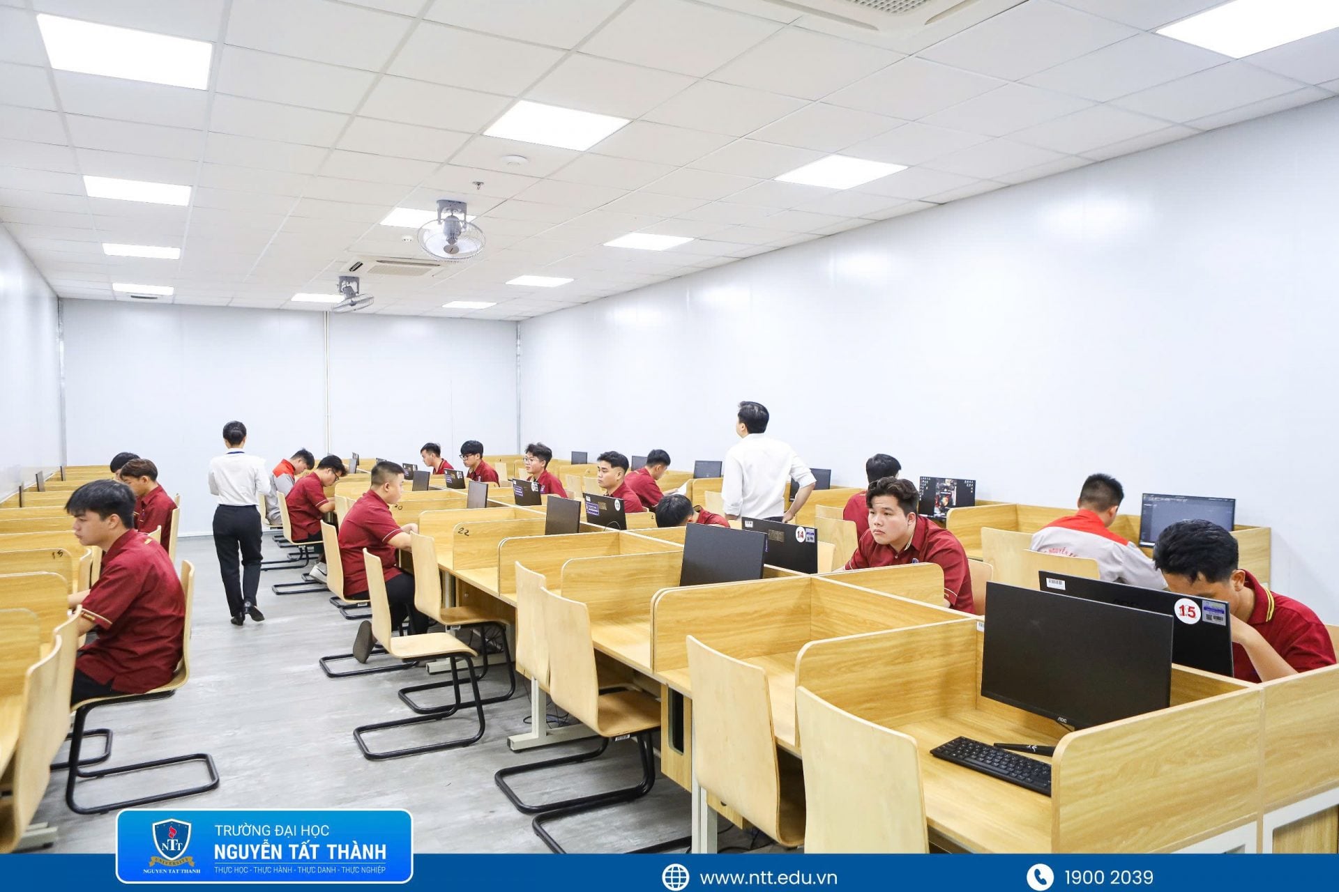Sinh viên Khoa Kỹ thuật – Công nghệ, Trường Đại học Nguyễn Tất Thành tập trung thực hiện phần thi thiết kế cơ khí trên phần mềm Autodesk Inventor Professional, gồm mô hình hóa 3D, lắp ráp chi tiết máy và kết xuất bản vẽ kỹ thuật theo tiêu chuẩn TCVN trong thời gian quy định.