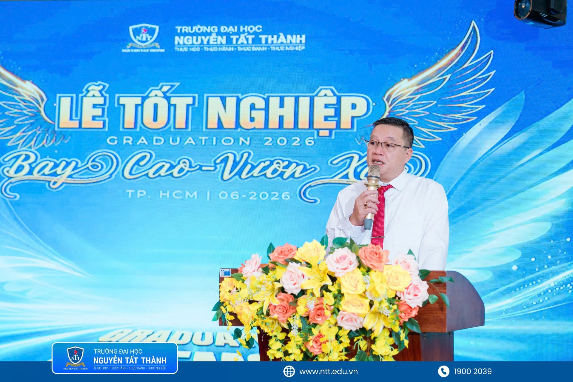 TS. Đặng Anh Lực – Phó Trưởng phòng Công tác Sinh viên Trường Đại học Nguyễn Tất Thành công bố Quyết định khen thưởng Thủ khoa toàn khóa và các tân khoa tốt nghiệp Xuất sắc trong Lễ tốt nghiệp đợt 1 năm 2026. 