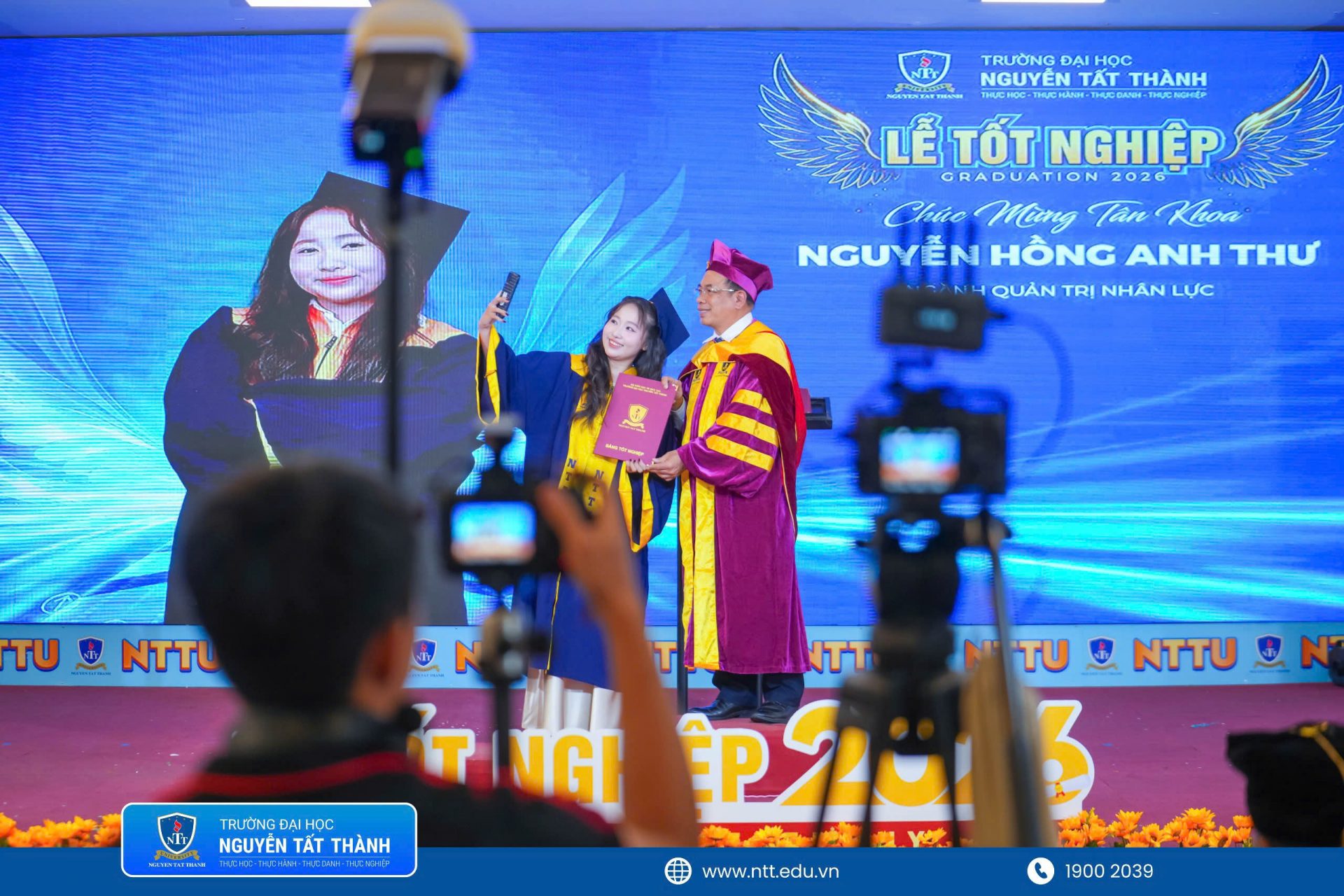 Mỗi tấm bằng được trao là sự ghi nhận cho hành trình bền bỉ của các tân khoa, đồng thời mở ra chặng đường mới để các em mang tri thức, kỹ năng và trách nhiệm nghề nghiệp đóng góp cho cộng đồng